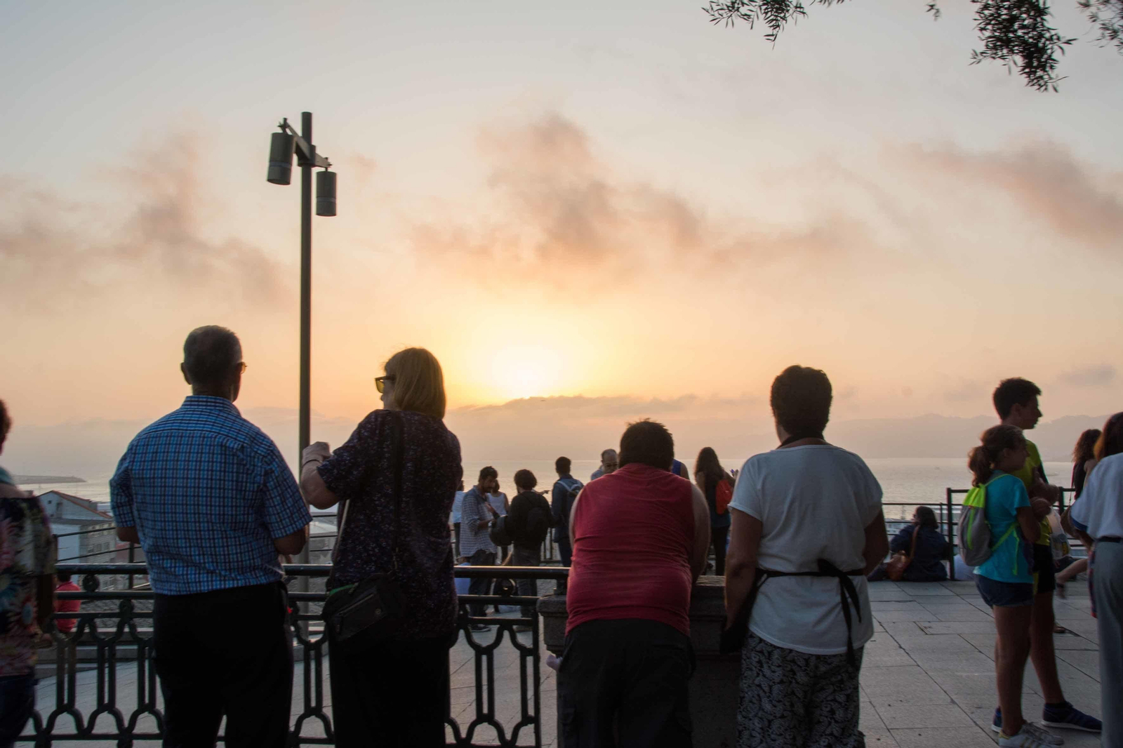 A las nueve, todavía con luz pero ya en el ocaso, la más alta expectación ante el inicio del eclipse. El sol se acabó ocultando detrás de las nubes, lo que provocó cierta decepción entre el público. A las 21,30 ya apenas se veía  el astro, a