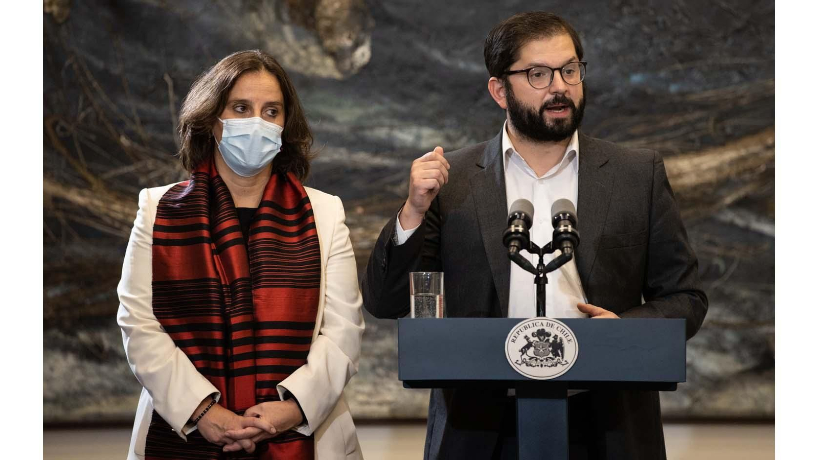 Archivo. El presidente de Chile, Gabriel Boric (d), junto a su ministra de Relaciones Exteriores, Antonia Urrejola (i) EFE/ Alberto Valdes