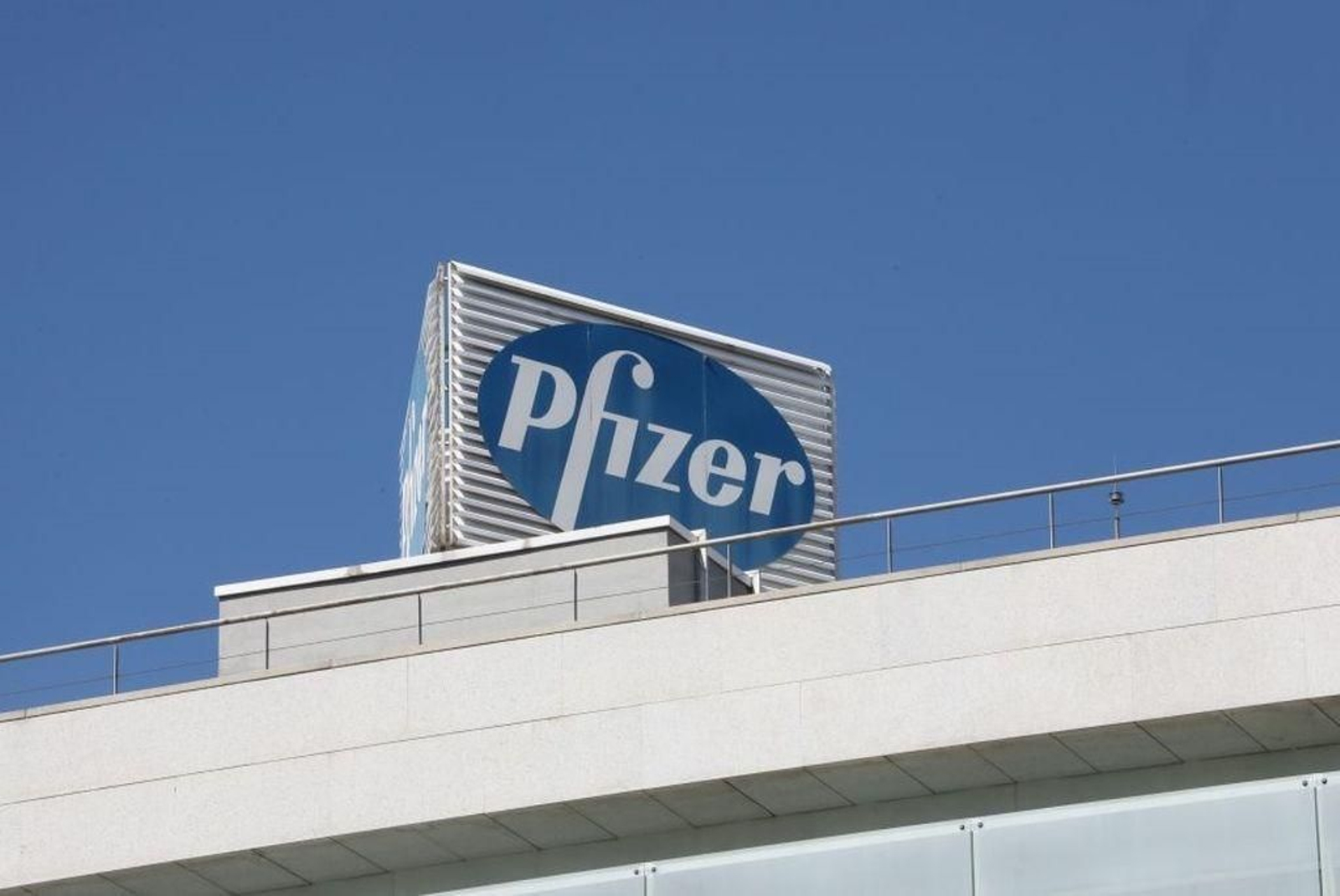 Logo de Pfizer en el edificio de los laboratorios de la marca en Madrid.