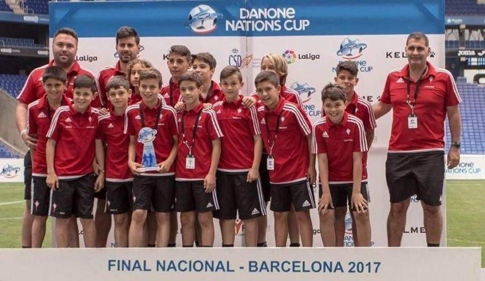 El equipo alevín del Celta posa con el premio recibido en la Danone Nations Cup.
