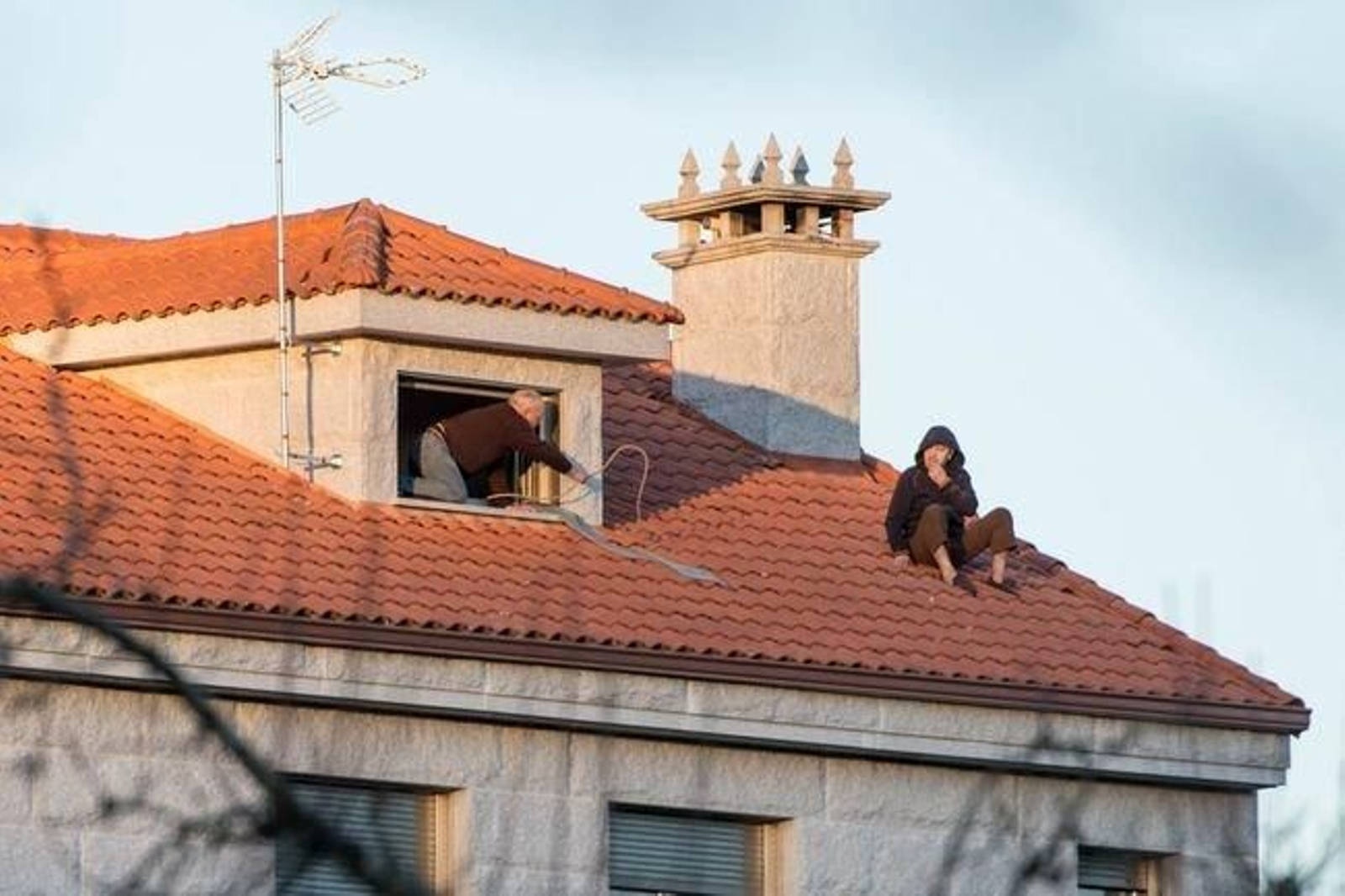 El hombre se negaba a bajar del tejado de su casa de dos pisos.