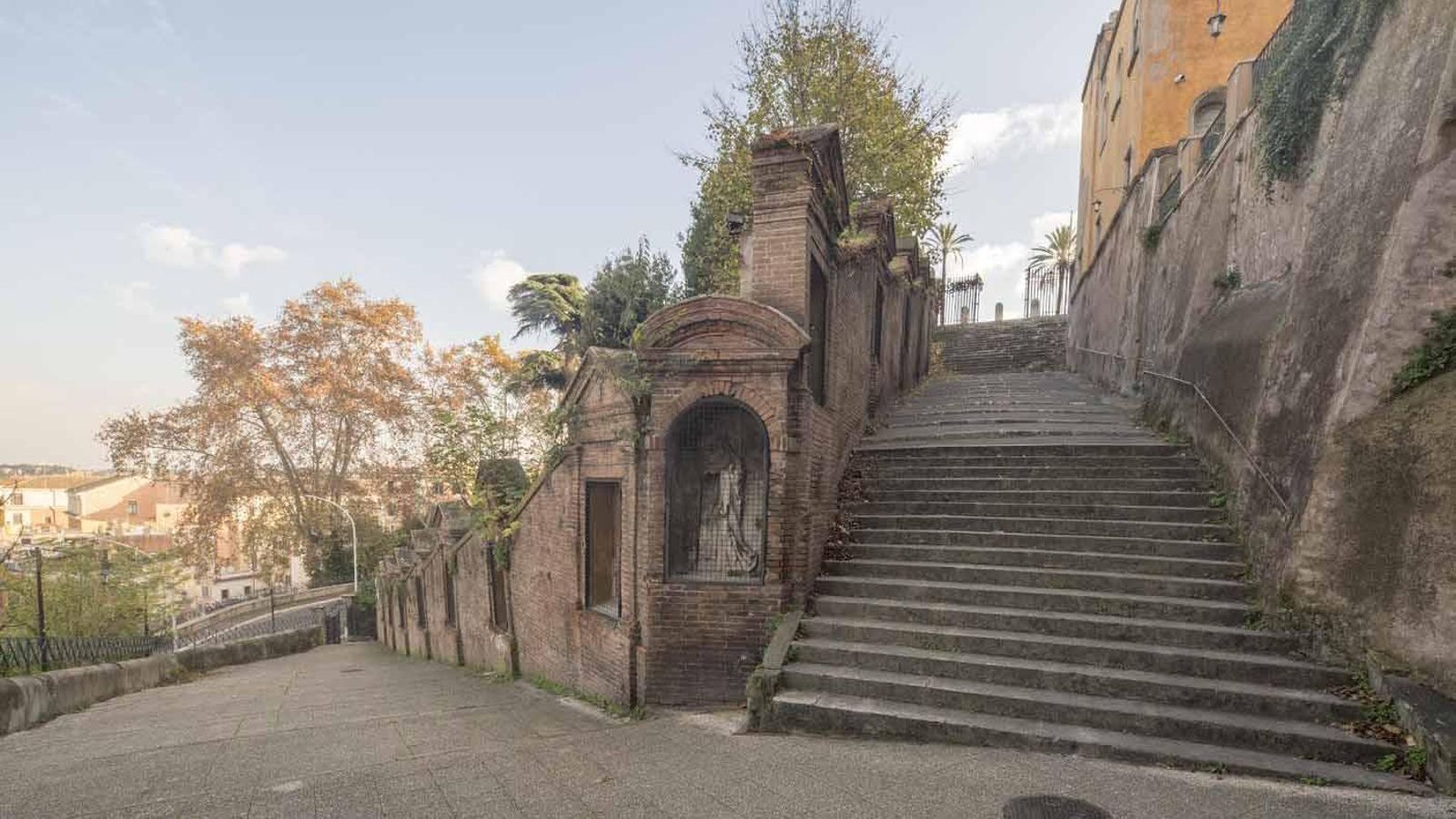 La scalinata della Via Crucis che collega la Reale Accademia con Via Garibaldi a Roma, dove si realizzeranno gli interventi artistici di Miki Leal e Clara Montoya