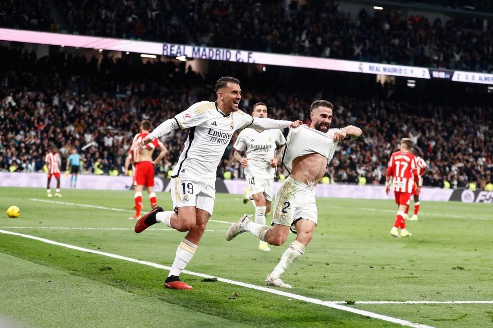 Ceballos y Carvajal celebran el tercer gol del Real Madrid, marcado por el lateral.