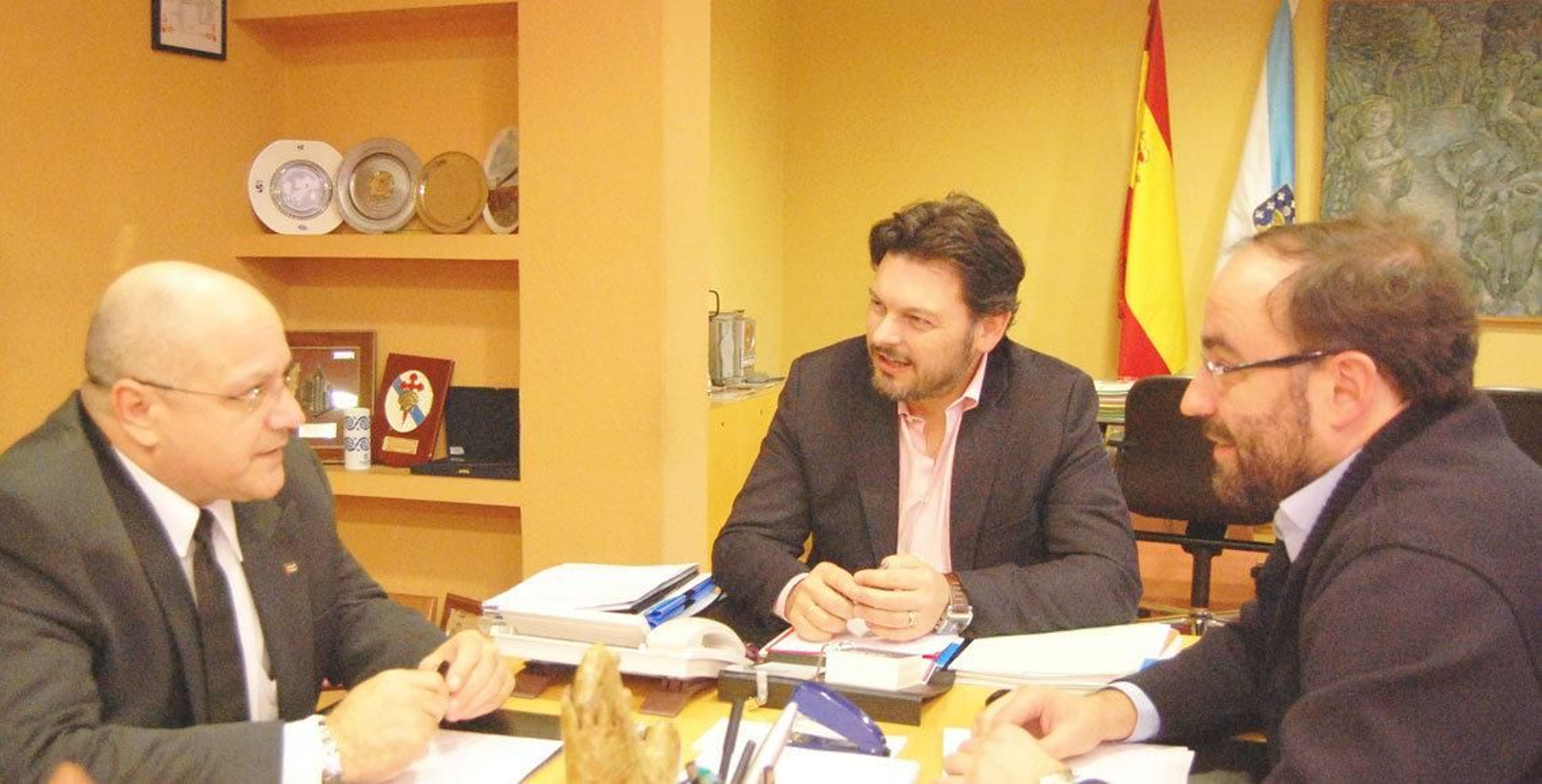 Rodríguez Miranda y Abel Veiga, durante su reunión con el cónsul general de Cuba en Galicia, José Antonio Solana.