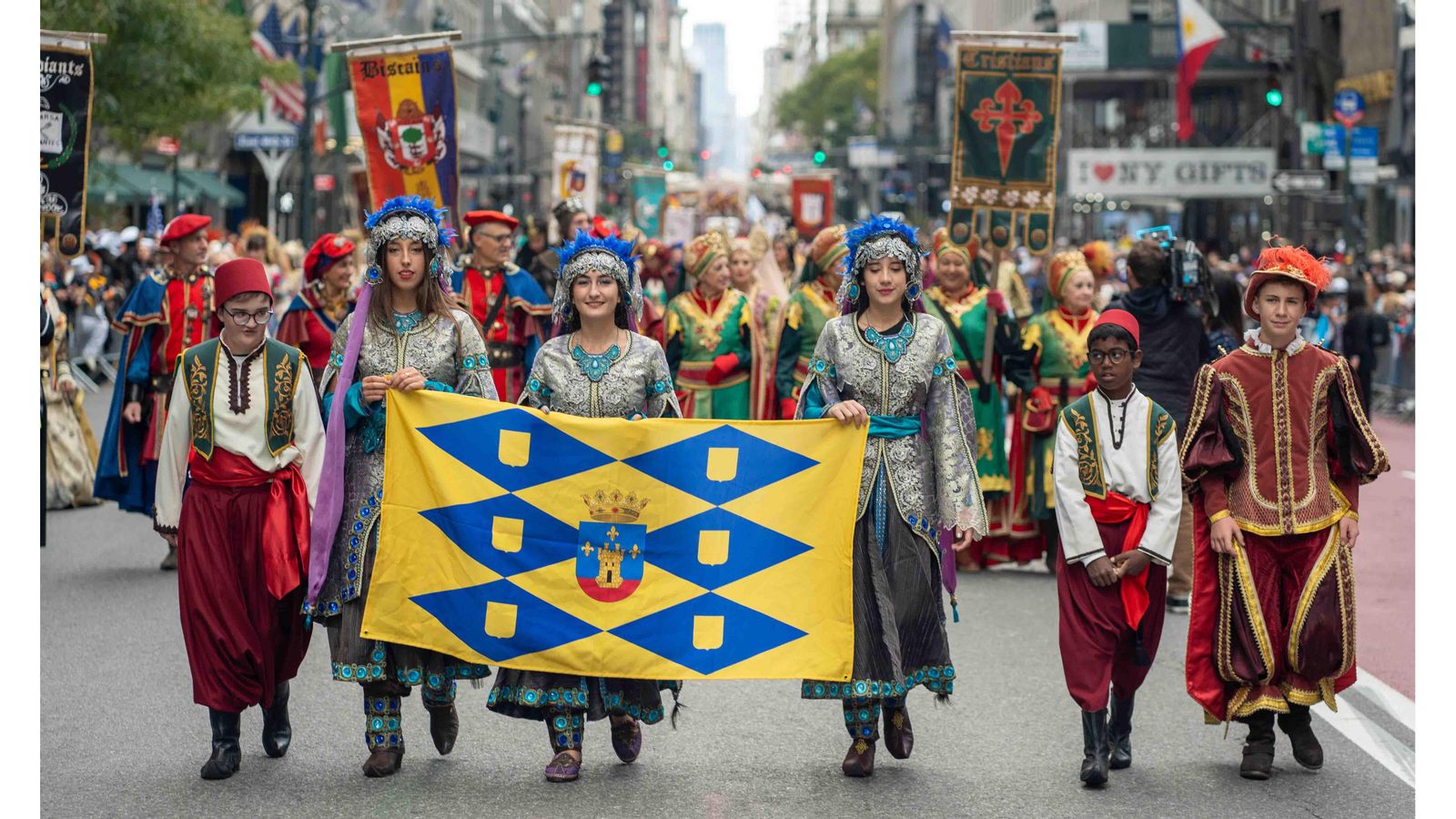Artistas en representación de la cultura española de Moros y Cristianos participan en el desfile del Día de la Hispanidad, en la Quinta Avenida de Nueva York (EE.UU.). EFE/ Ángel Colmenares