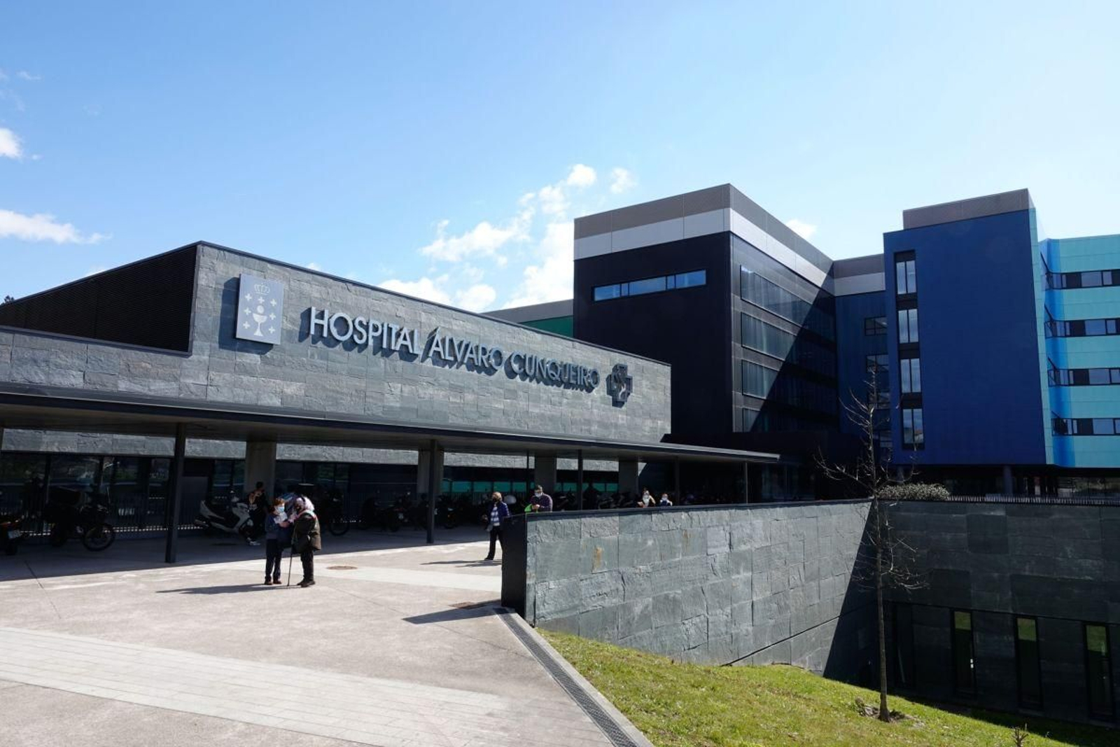 Fachada principal del hospital Cunqueiro.