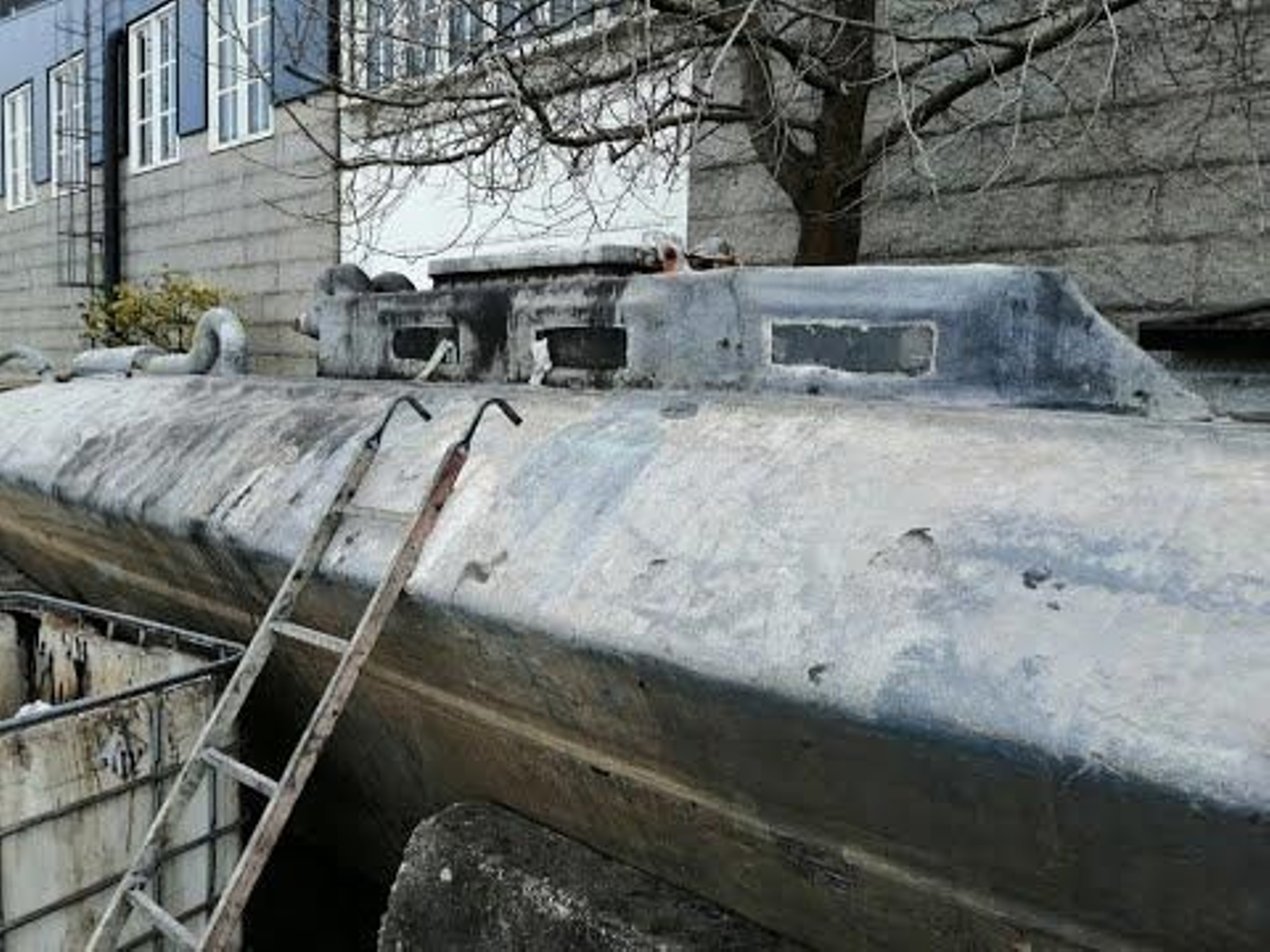 Visita de la delegación europea contra el narcotráfico al narcosubmarino en Zona Franca