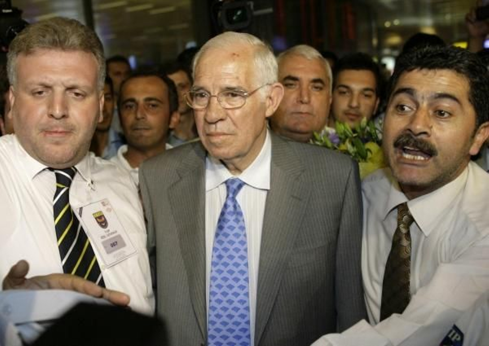 Luis Aragonés en su llegada al aeropuerto Atatürk de Estambul. (Foto: AGENCIAS)