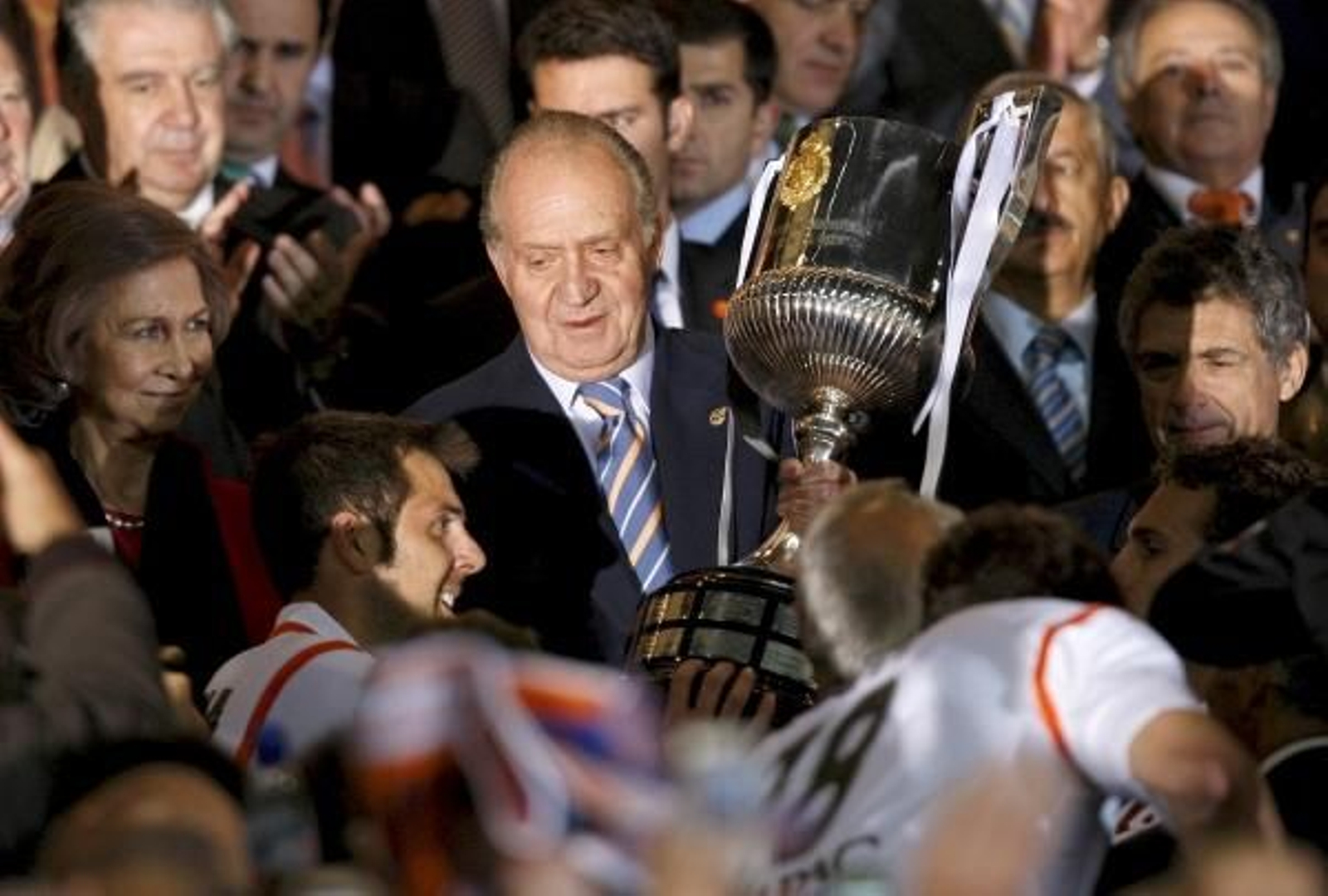 Don Juan Carlos I entrega la Copa al capitán del Valencia.