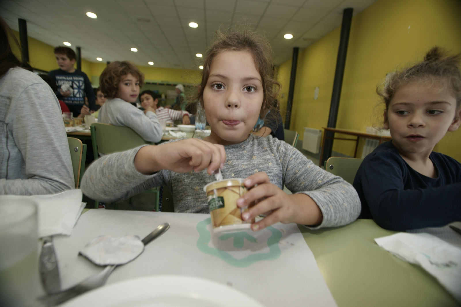 Arume y Xanceda llevaron yogures ecológicos al CEIP Seis do Nadal