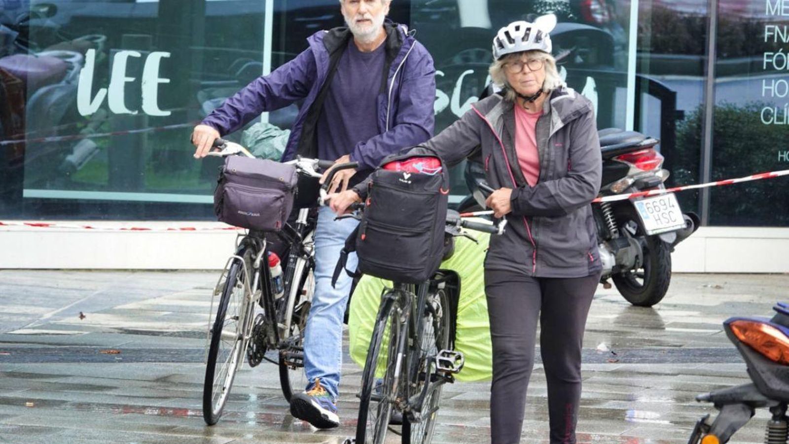 Turistas ayer llegando a Vigo, pese al mal tiempo.