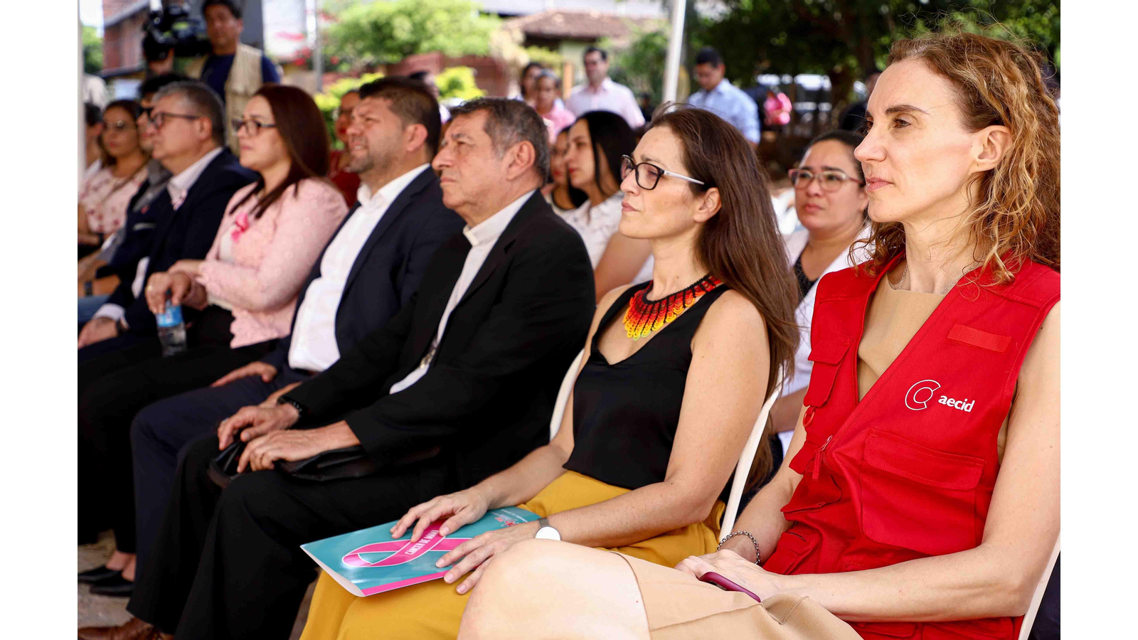 Mar Humberto Cardoso (d), coordinadora en funciones de la Agencia Española de Cooperación Internacional para el Desarrollo (Aecid) en Paraguay, y Marta Mancilla (2-d), coordinadora de la Fundación de Religiosos para la Salud (FRS), en la inauguración del Centro de Atención Integral a la Mujer en la ciudad de Caacupé (Paraguay). EFE/Nathalia Aguilar