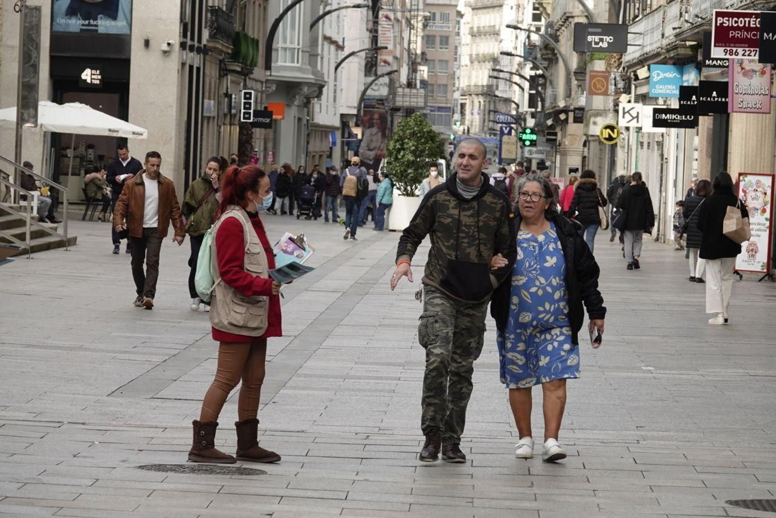 Vigueses por la calle el primer día sin la obligatoriedad de llevar mascarilla en exteriores. // Vicente Alonso