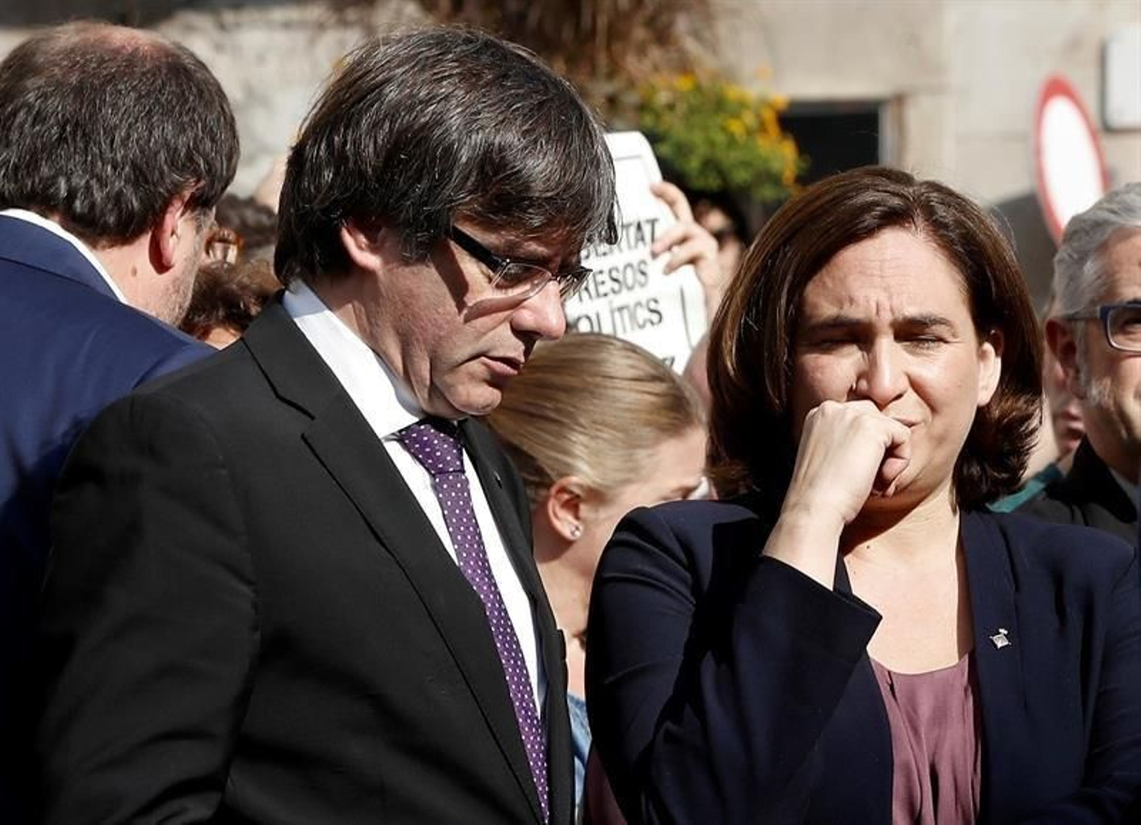 El presidente de la Generalitat, Carles Puigdemont, y la alcaldesa de Barcelona, Ada Colau, durante la concentración que se ha celebrado este mediodia en la plaza de Sant Jaume de Barcelona