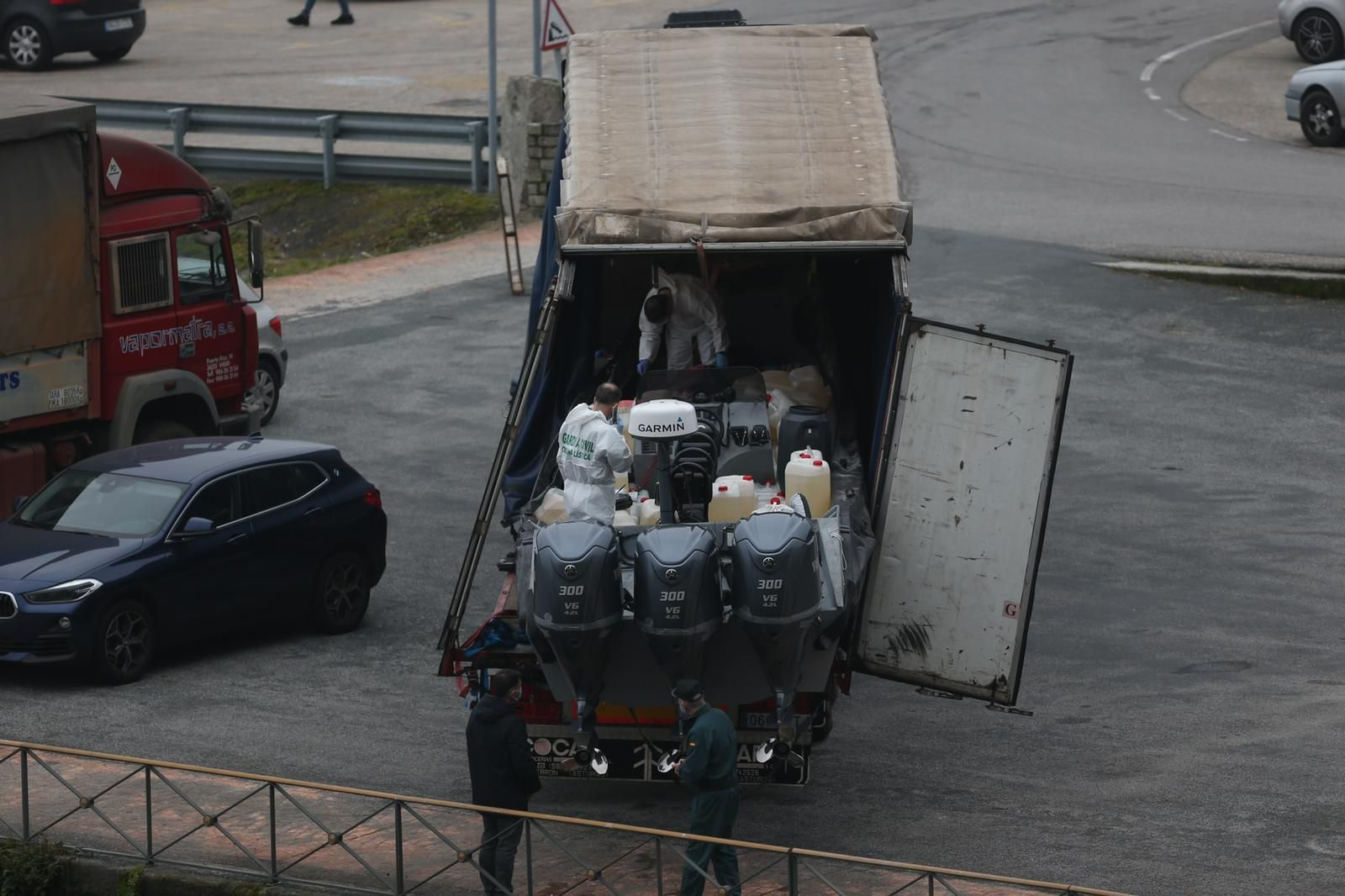 Las imágenes de la embarcación requisada a los dos detenidos. // Alberte