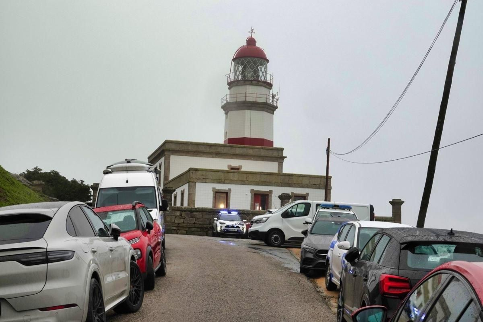 El faro de Cabo Silleiro, con su torre de señales luminosas a la entrada de la Ría.
