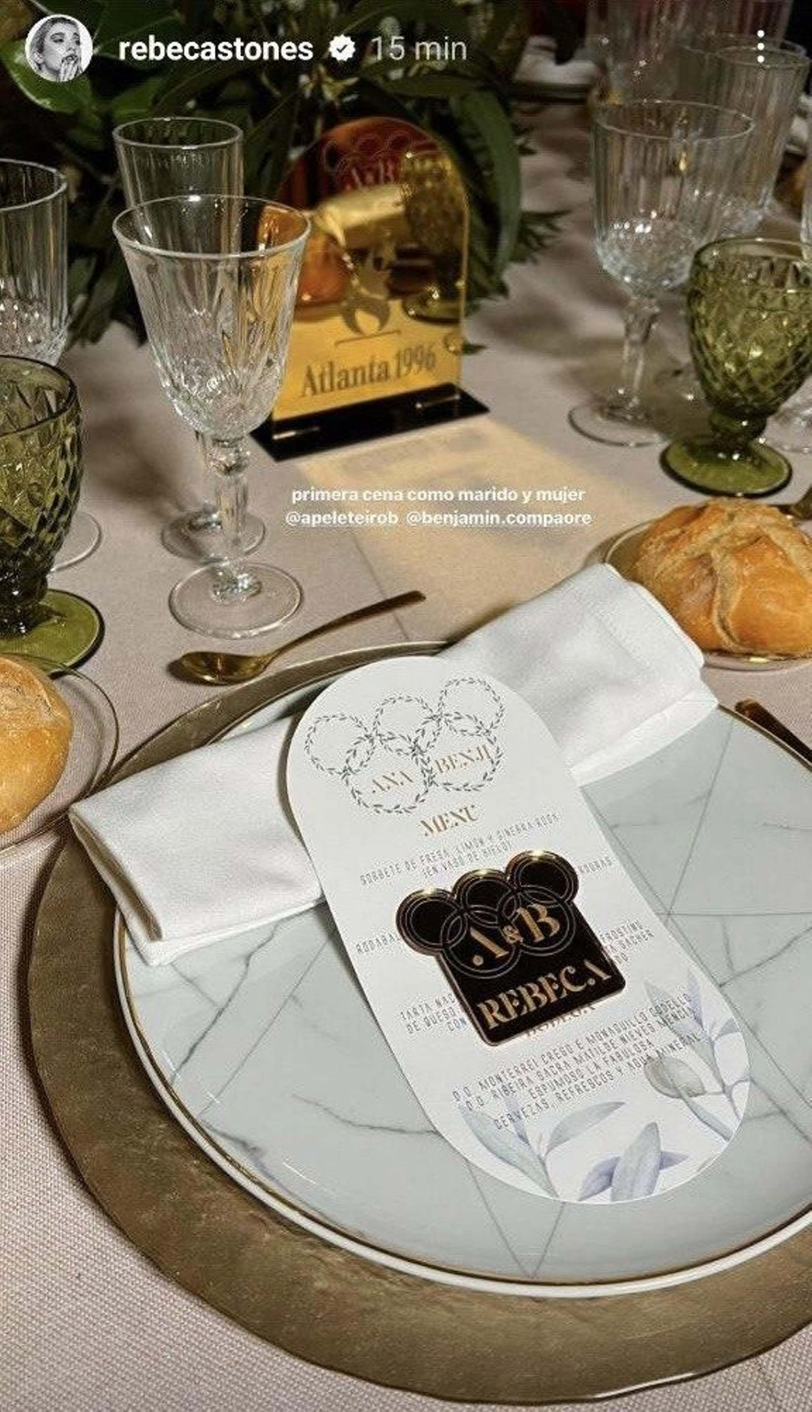 La viguesa Rebeca Stones enseña la mesa y el menú.