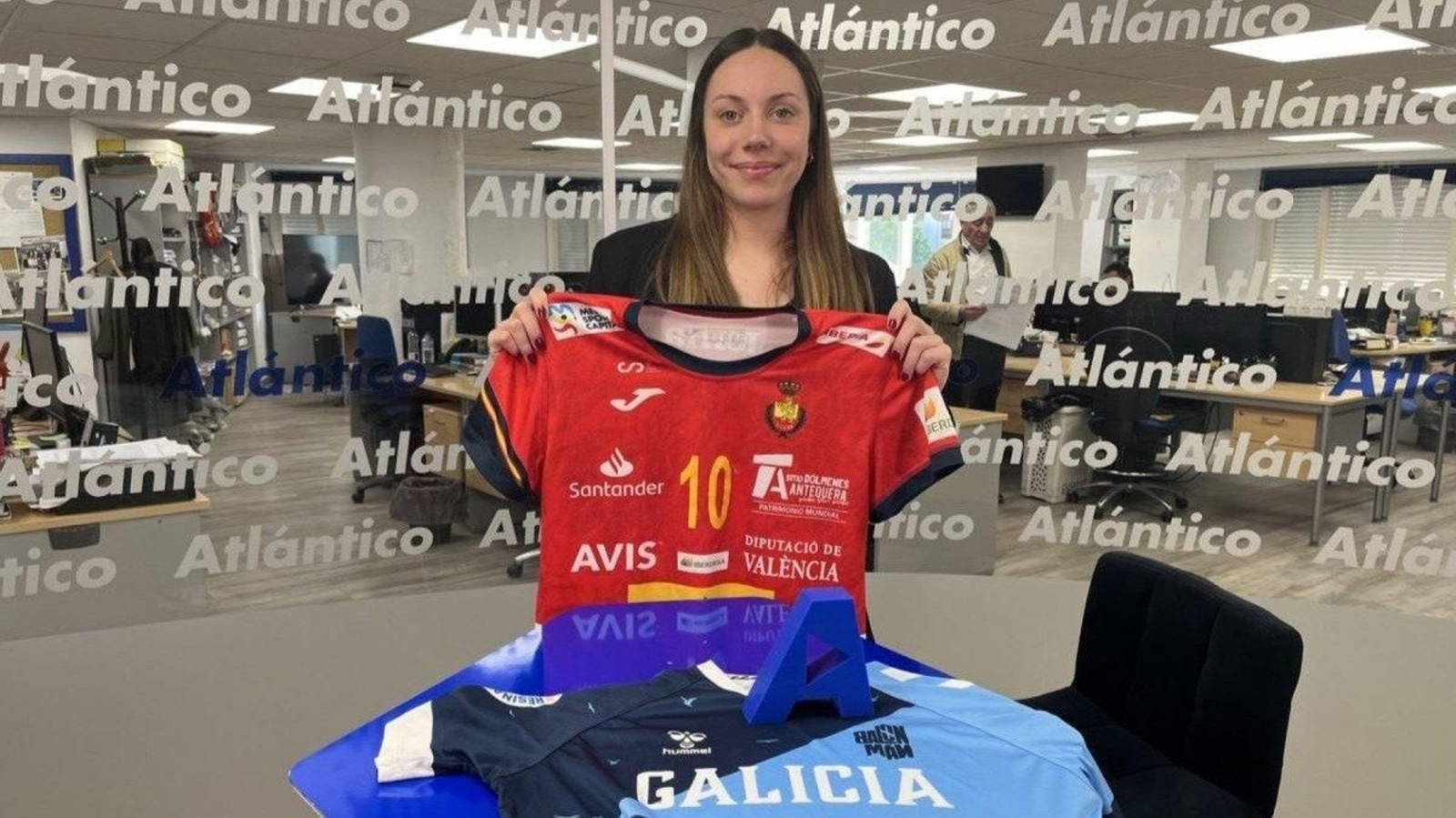 Nerea Patiño pasó por Atlántico con las camisetas de España y Galicia.