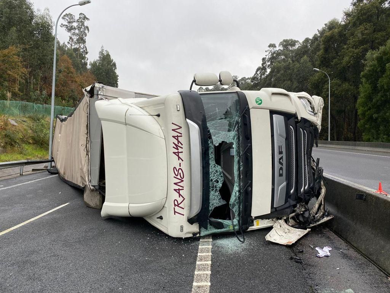 Cortado un carril de la AP-9 en Vigo después de volcar un camión en los túneles de A Madroa 7