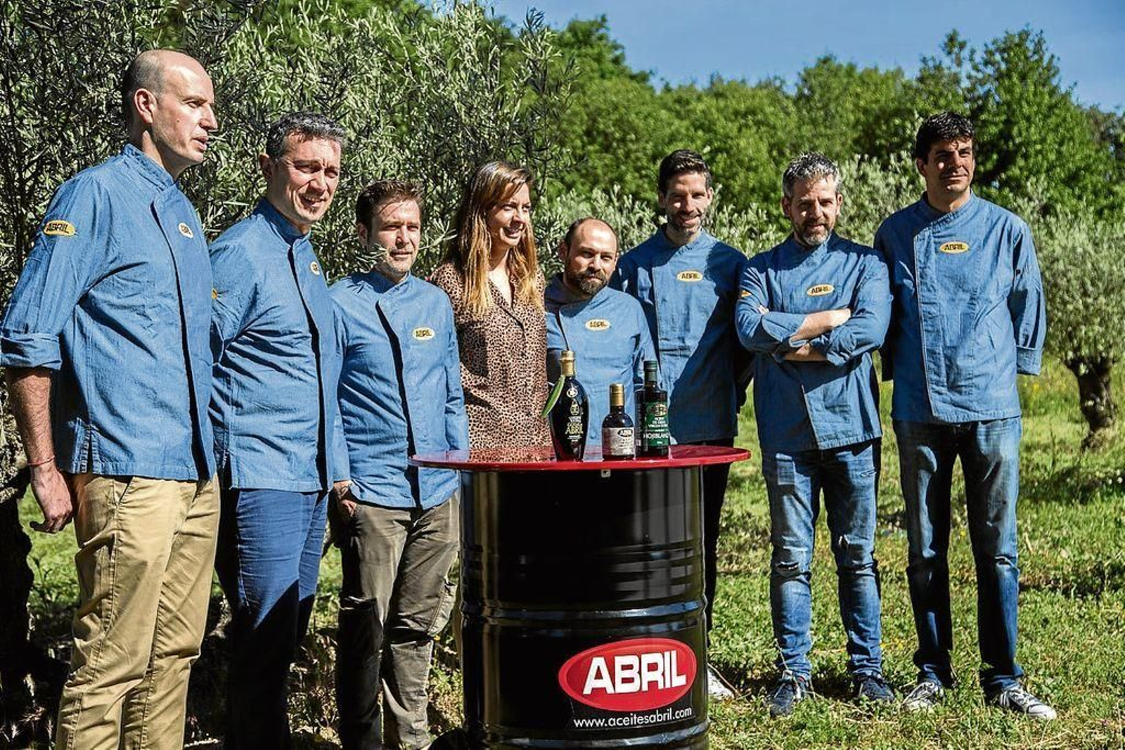 Luis Romaní, David Rodríguez, Pedro Pérez, Elena Pérez Canal, Marco Varela, Gabriel Conde, Miguel González y Martín Sousa, en las instalaciones de la empresa Aceites Abril en el Polígono de San Cibrao.