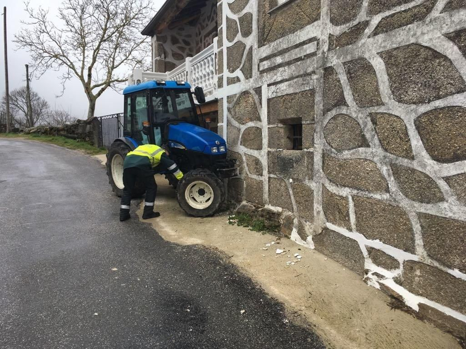 El tractor accidentado contra la casa en A Veiga.