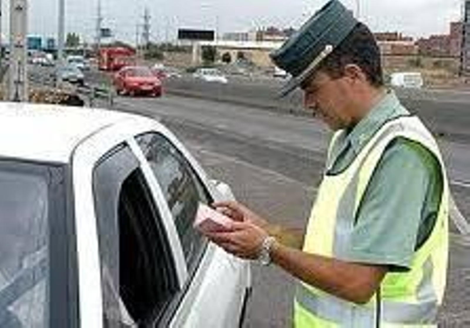 Un agente multa a un conductor.