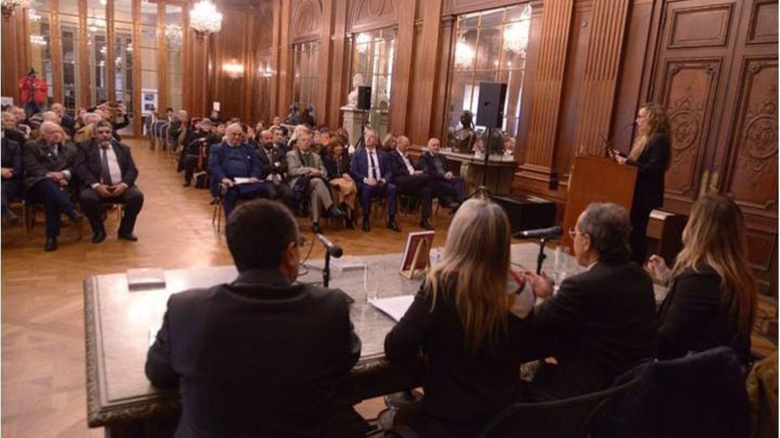 El Salón San Martín con el público que acudió al el evento en el que se otorgó la distinción