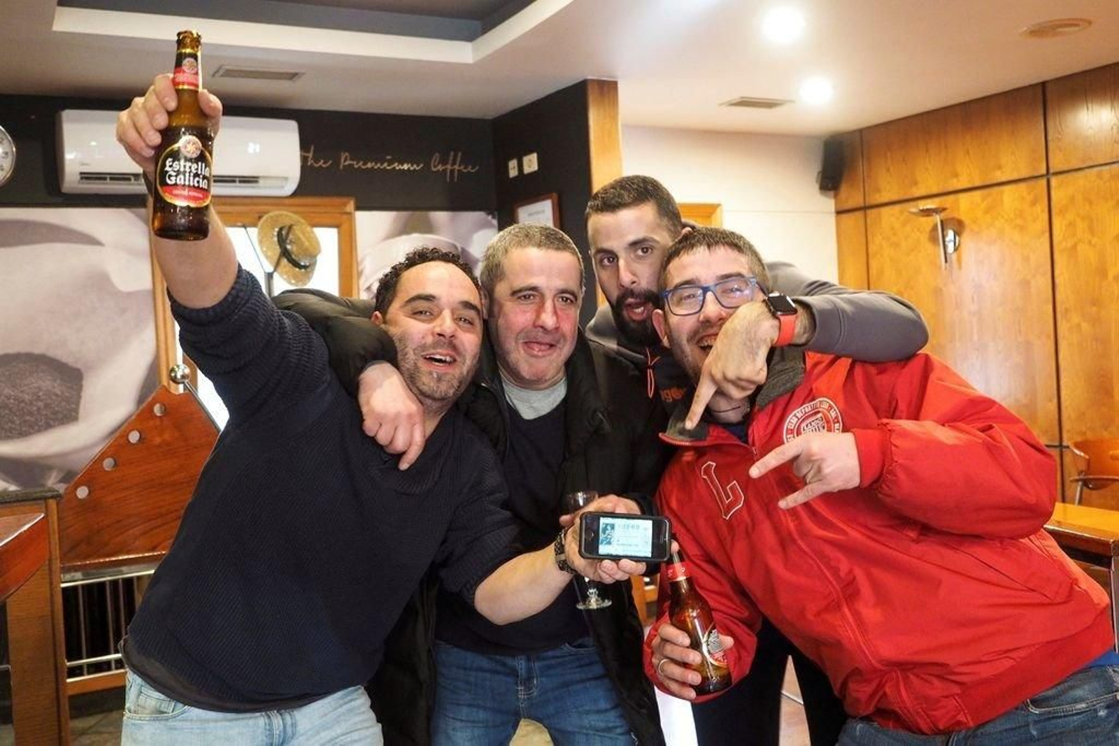 Algunos de los afortunados en A Fonsagrada lo celebran mostrando el número premiado.