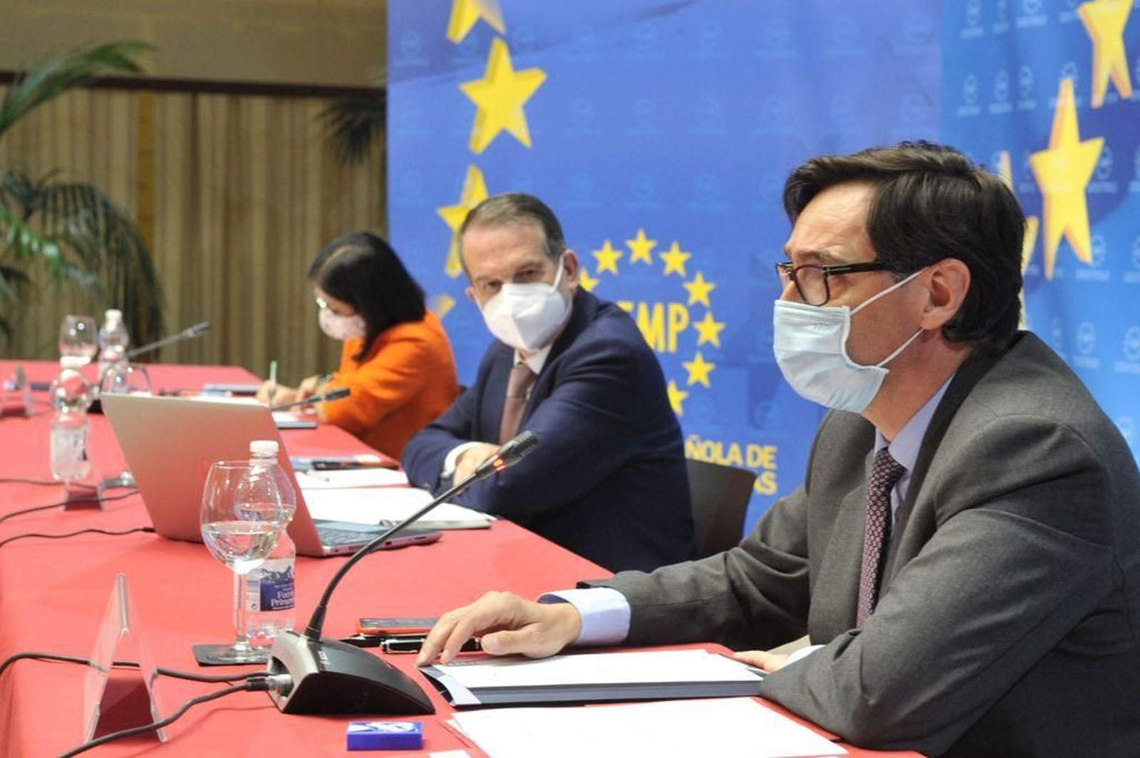 Abel Caballero, ayer en Madrid entre los ministros Carolina Darias y Salvador Illa.