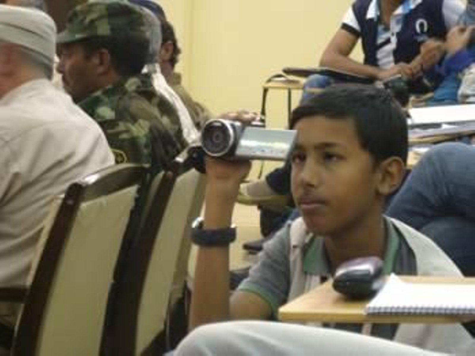 Malek Mohamed toma imágenes con su cámara de la llegada del presidente del CNT libio. (Foto: JORGE FUENTELSAZ)