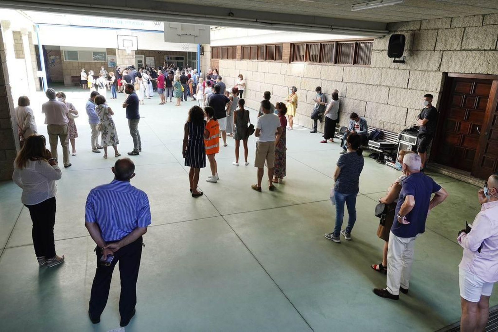 Colas para votar el domingo en el colegio de Areal.