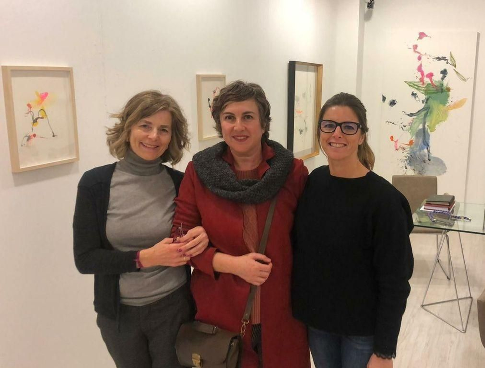 La artista Belén Gonzalo, entre las galeristas Juana y Silvia Amarelo, de la galería Dua2.