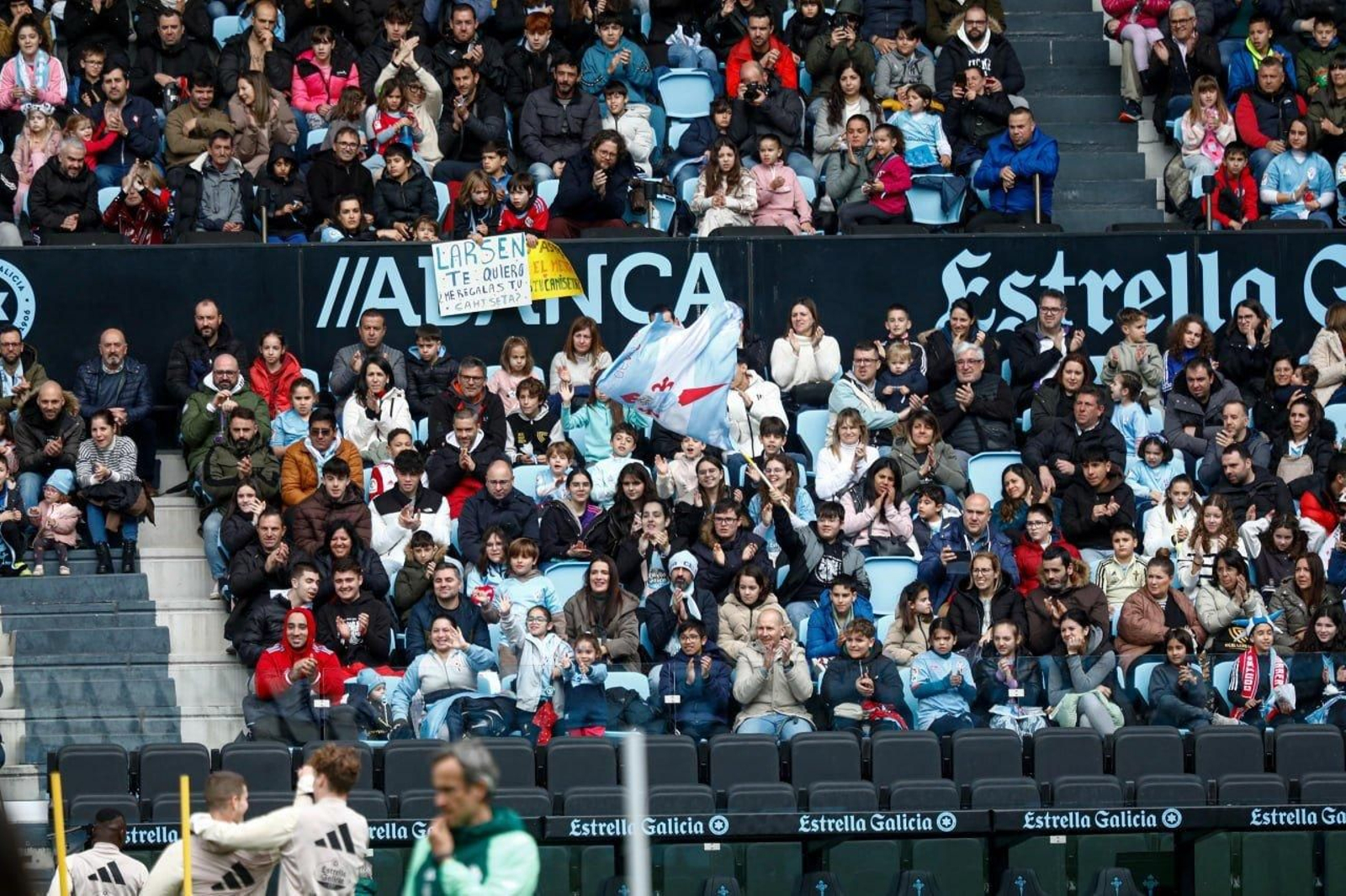 La afición anima a los jugadores.