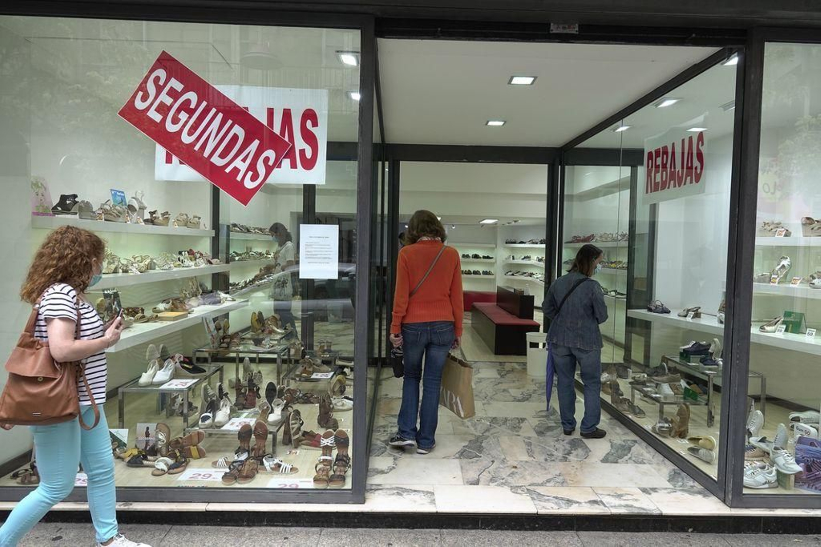 Los comerciantes vigueses reconocen que el miedo al virus puede con las rebajas.