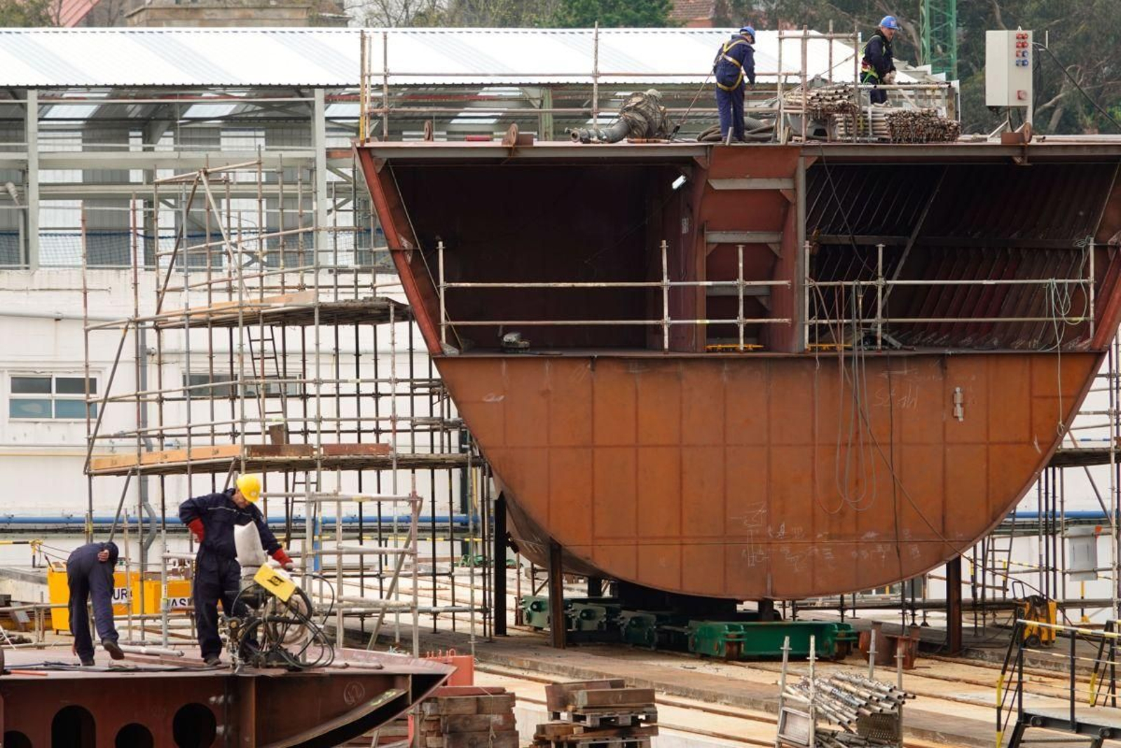 Trabajadores de un astillero vigués.