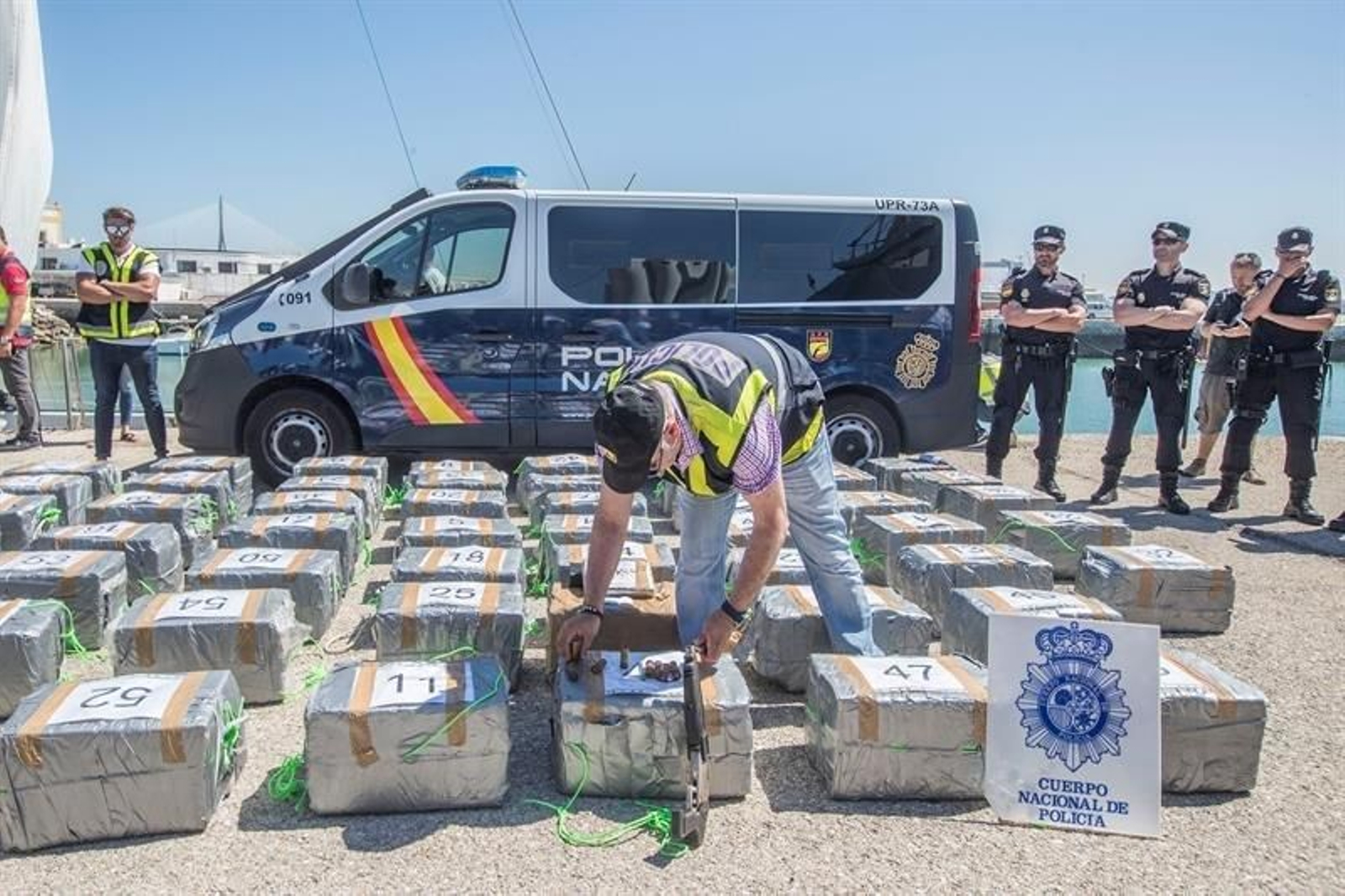Fardos de droga expuestos en el puerto de Cádiz
