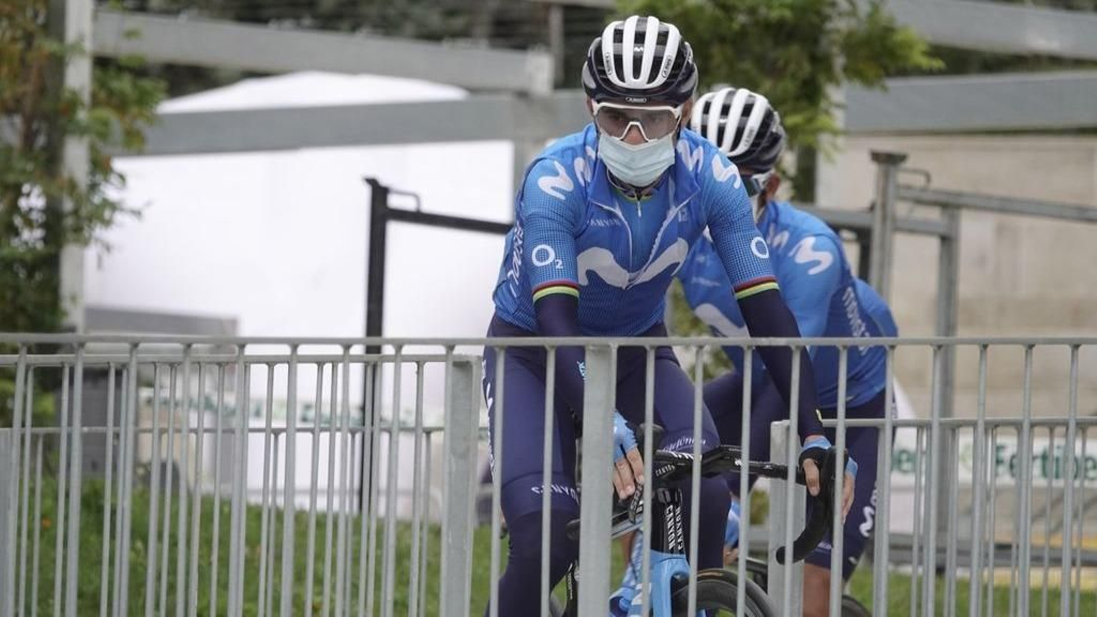Os ciclistas comezaron a etapa nas inmediacións do Pazo de Mos tras pasar o control de sinaturas.