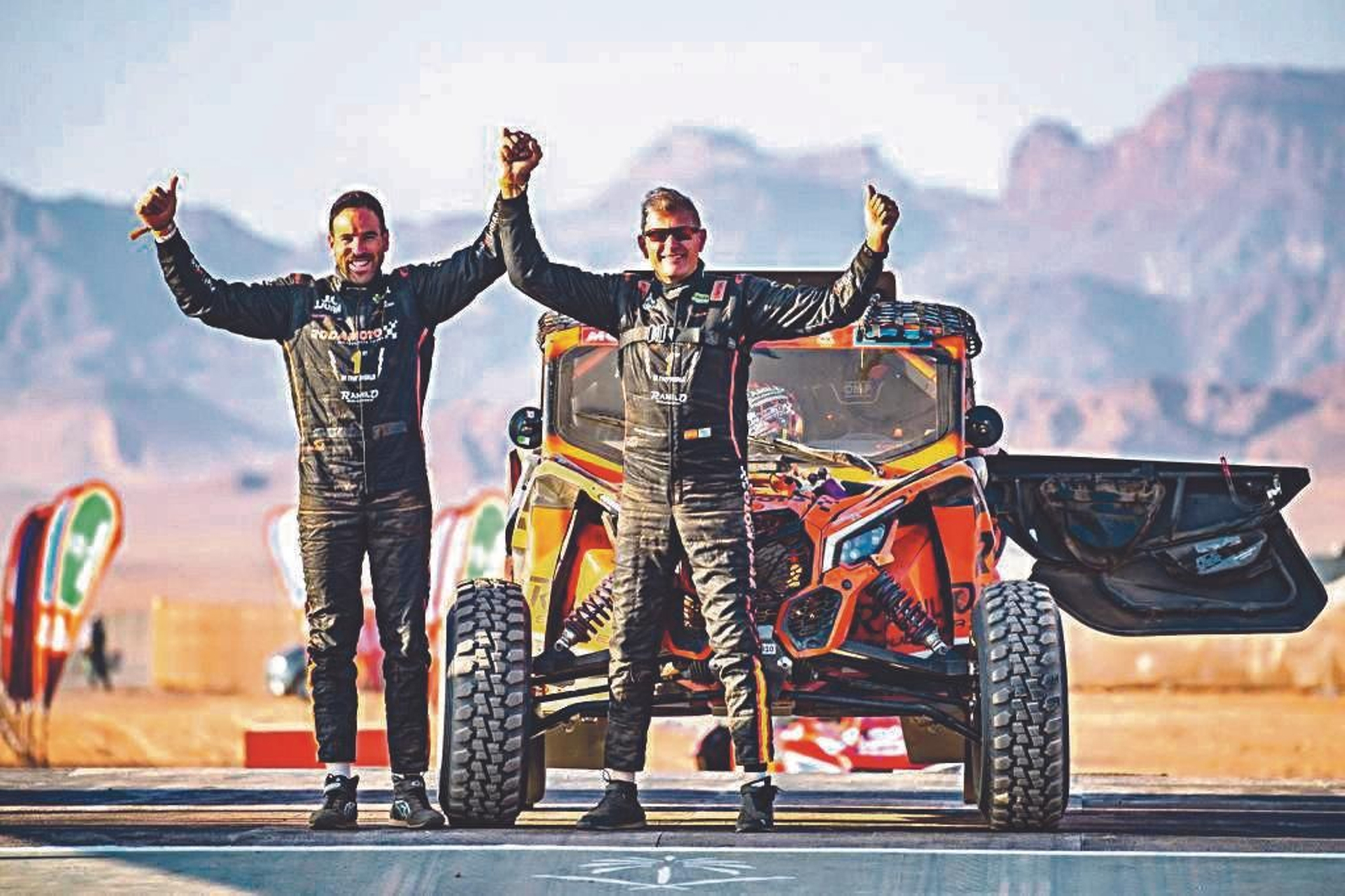 Ricardo Ramilo (d) y Marc Solá posan con su buggy de la categoría SSV antes de la etapa prólogo.