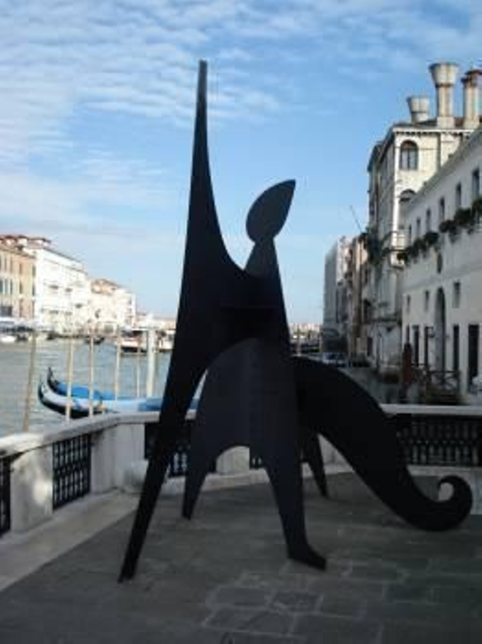 Escultura instalada en una terraza de Venecia con motivo de la Bienal. (Foto: )