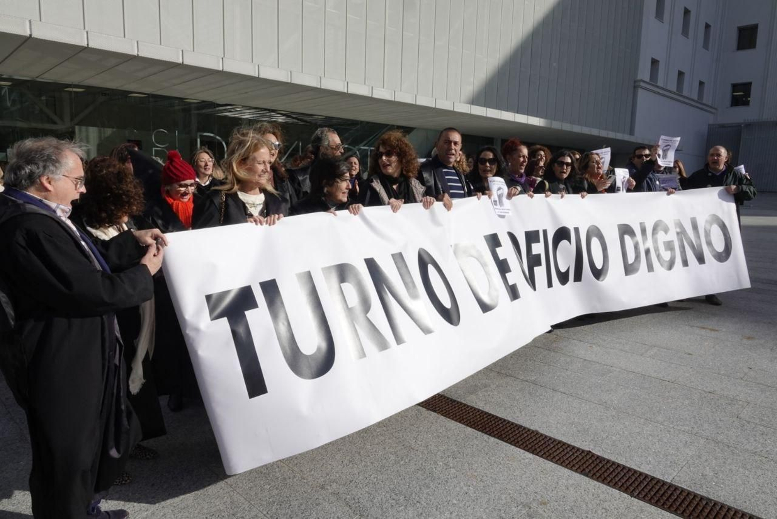 Manifestación de los letrados del turno de oficio en Vigo a las puertas de la Cidade da Xustiza. // Vicente Alonso