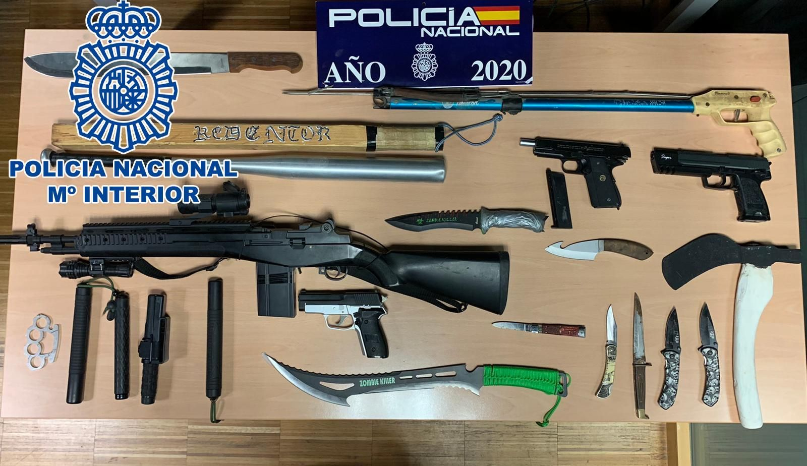 Entre los objetos intervenidos destacaban varias armas simuladas