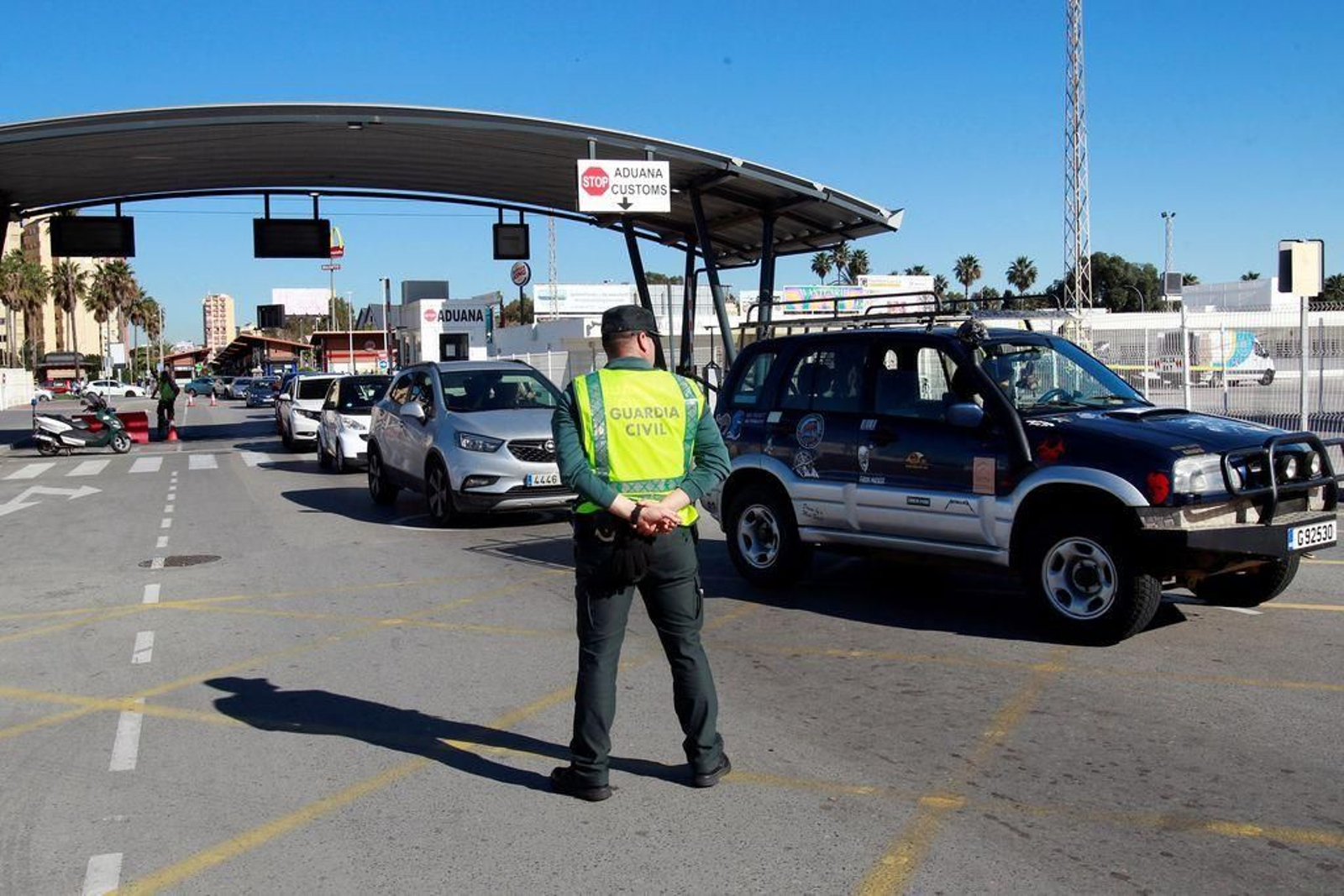 Un agente de la Guardia Civil, en la frotnera con Gibraltar.