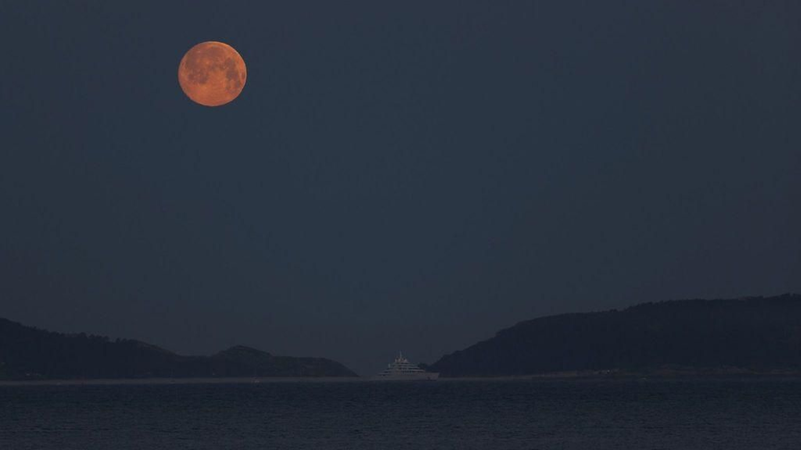 La luna ilumina la ría de Vigo // Alberte