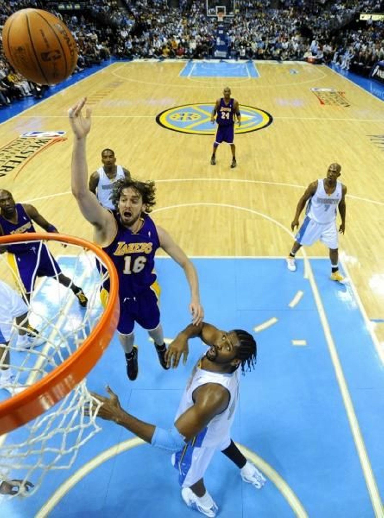 Gasol lanza a canasta. (Foto: Larry W.)