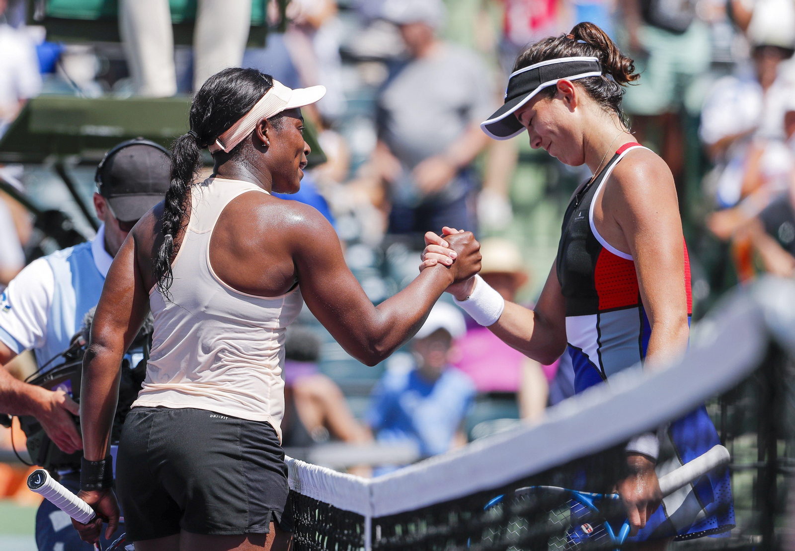 Sloane Stephens saluda a una cabizbaja Garbiñe Muguruza ayer.