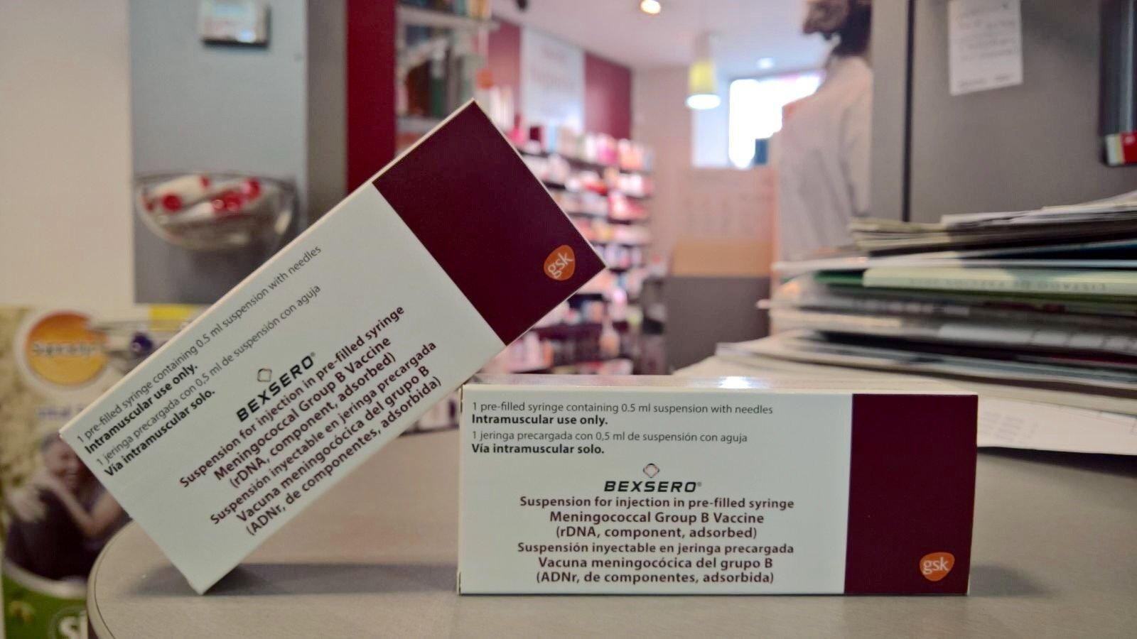 Cajas de la vacuna contra la meningitis autorizada por Sanidad.