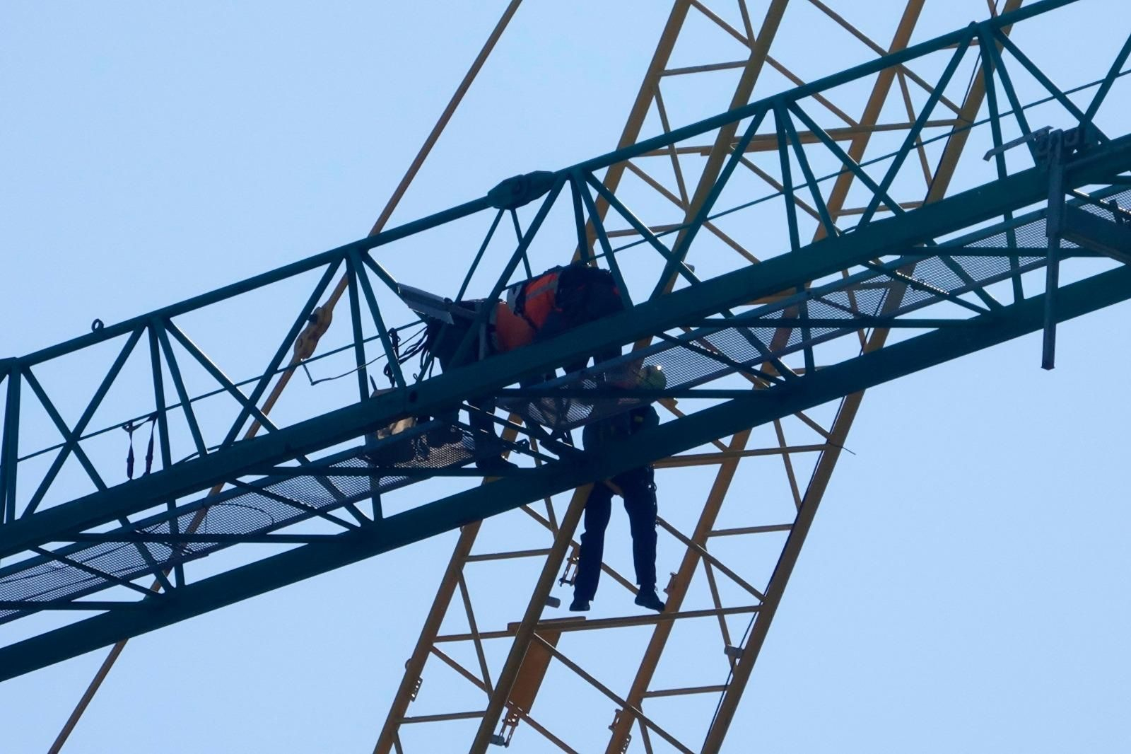 Desmontan la grúa de la Ciudad de la Justicia de Vigo _ Vicente Alonso 04