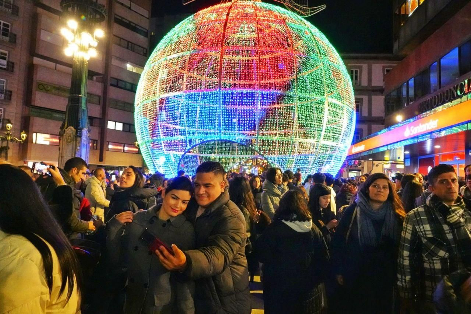 Los distintos elementos del alumbrado se convirtieron en el fondo de numerosas fotografías. La bola de Navidad situada junto a la Farola de Urzaiz ofrece un espectáculo de luz tanto desde fuera como en su interior por el que se puede circular para rodearse de las luces.