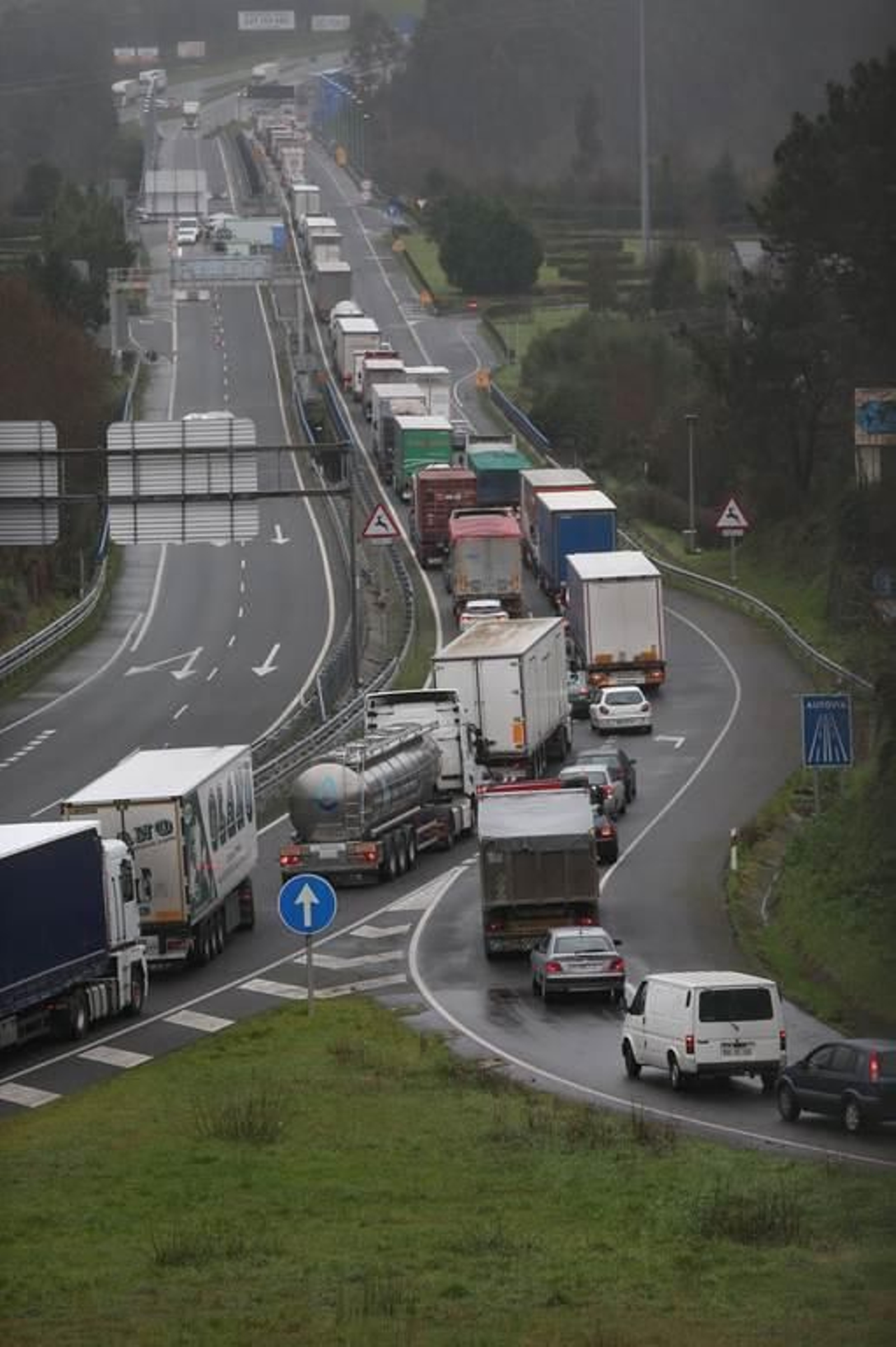 Colas kilométricas en la frontera de Tui para entrar en Portugal 8