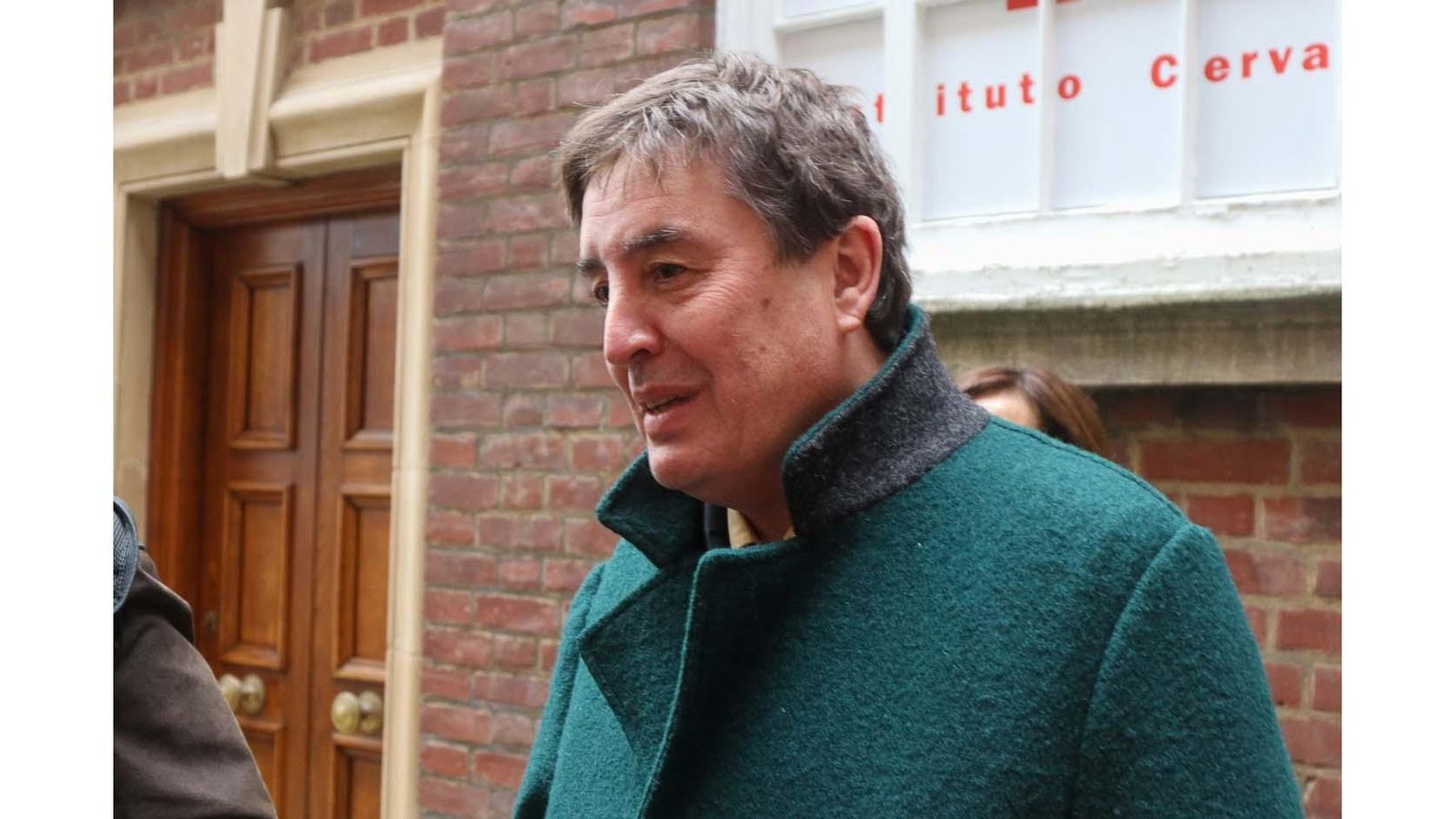 LONDRES  (R. UNIDO), 03/02/2022.- El director del Instituto Cervantes, Luis García Montero, durante la primera ruta literaria del exilio español en Londres (Reino Unido), que el Instituto Cervantes ha presentado este jueves. El bloque de apartamentos en Londres donde vivieron exiliados Manuel Chaves Nogales y Luis Gabriel Portillo, o el edificio donde se fundó el servicio mundial de la BBC son algunas de las paradas de la primera ruta del exilio español, presentada este jueves en la capital británica. El 